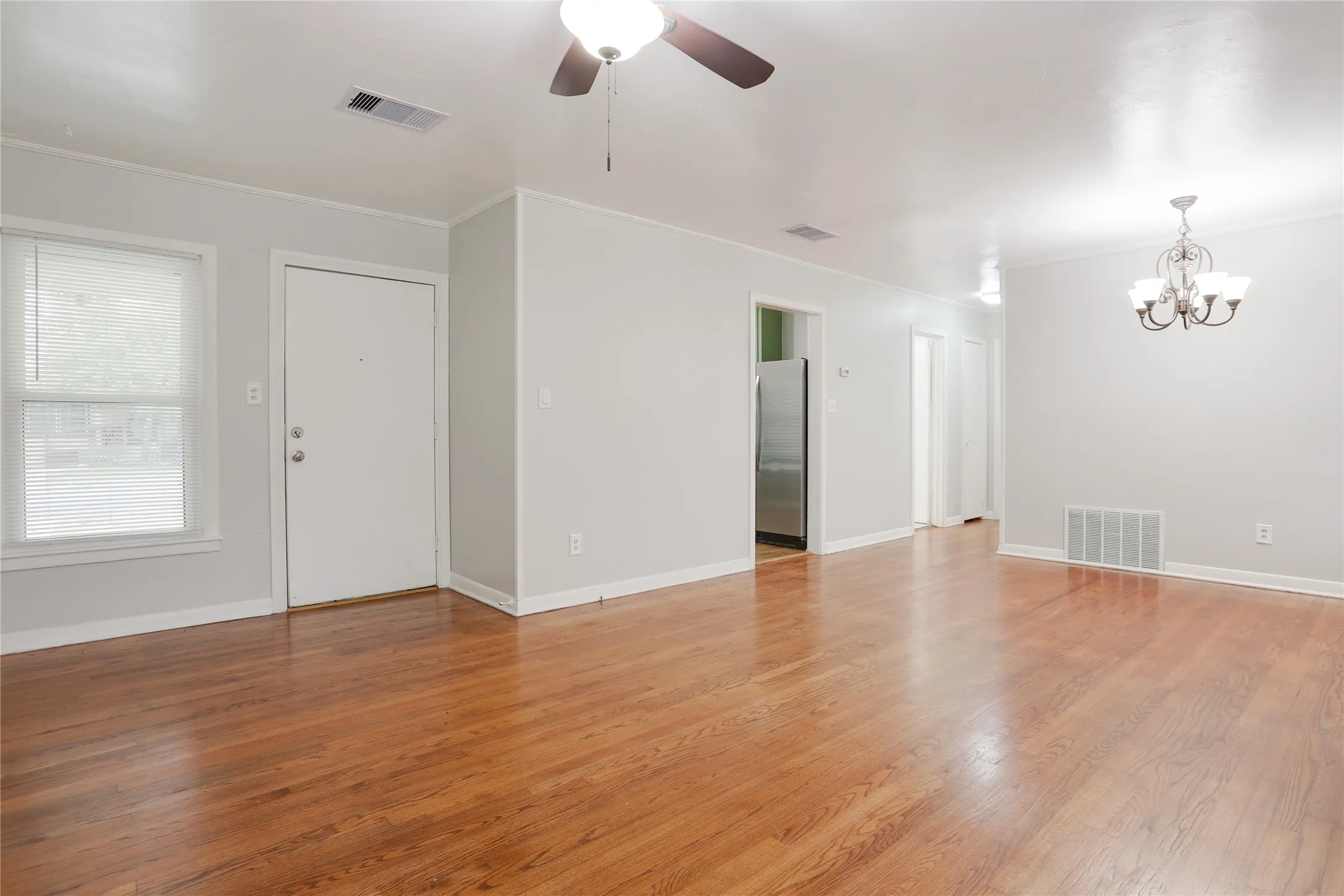 Single Family Residence For Rent in Tarrant County , 3533 Binyon Avenue, Fort Worth, Texas 76133, 2 Bedroom, 1 Bathroom, 1 Garage spaces, 964 Sqft, built in 1951, mls#21377407, Real Estate Agent in Fort Worth, Homes For Rent in Tarrant county, Homes For Rent in Fort Worth, Realtor in Fort Worth Texas, Real Estate Brokerage Independent Realty Texas, Luminita Cordes Realtor