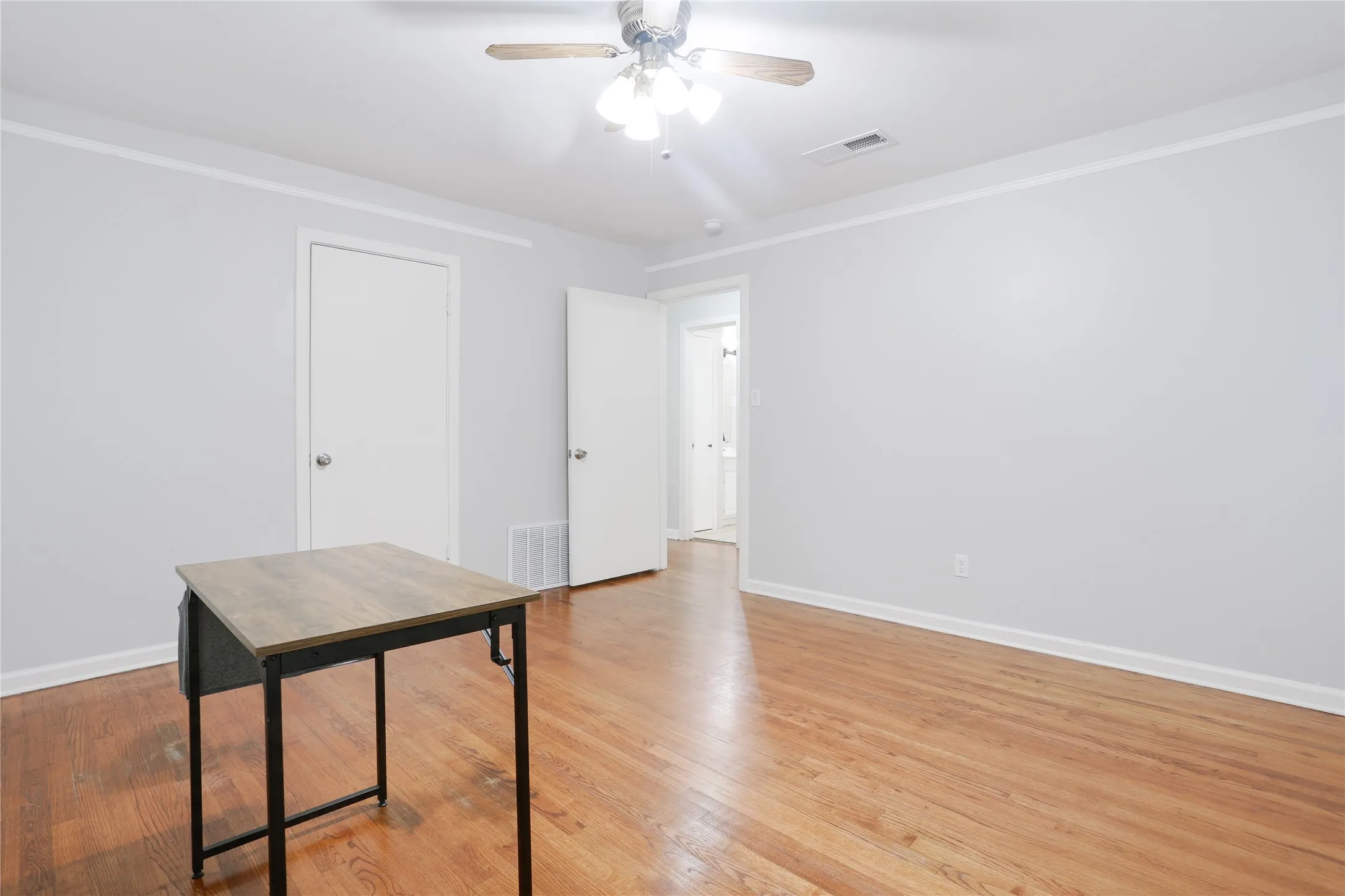 Single Family Residence For Rent in Tarrant County , 3533 Binyon Avenue, Fort Worth, Texas 76133, 2 Bedroom, 1 Bathroom, 1 Garage spaces, 964 Sqft, built in 1951, mls#21377407, Real Estate Agent in Fort Worth, Homes For Rent in Tarrant county, Homes For Rent in Fort Worth, Realtor in Fort Worth Texas, Real Estate Brokerage Independent Realty Texas, Luminita Cordes Realtor