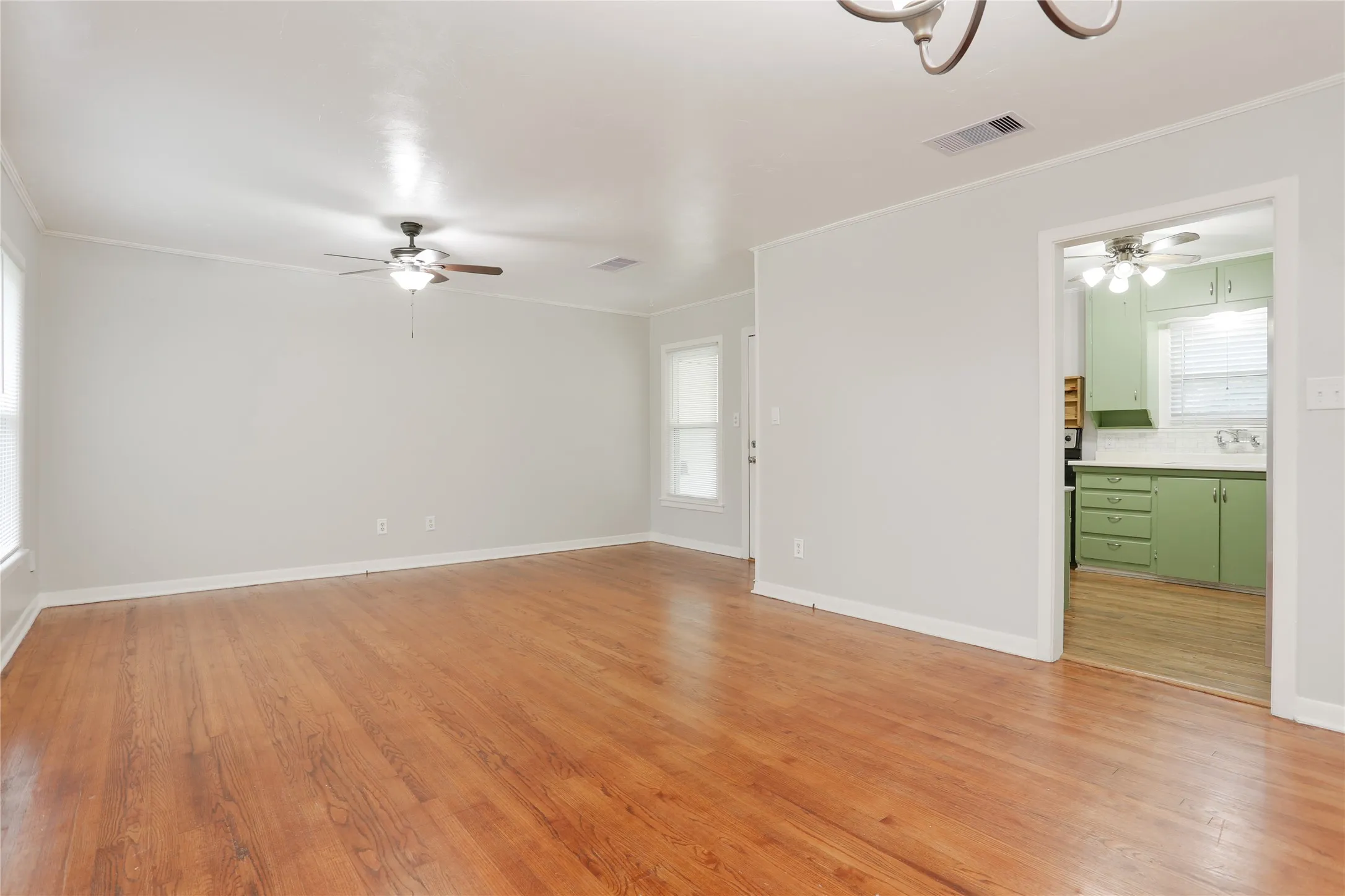 Single Family Residence For Rent in Tarrant County , 3533 Binyon Avenue, Fort Worth, Texas 76133, 2 Bedroom, 1 Bathroom, 1 Garage spaces, 964 Sqft, built in 1951, mls#21377407, Real Estate Agent in Fort Worth, Homes For Rent in Tarrant county, Homes For Rent in Fort Worth, Realtor in Fort Worth Texas, Real Estate Brokerage Independent Realty Texas, Luminita Cordes Realtor