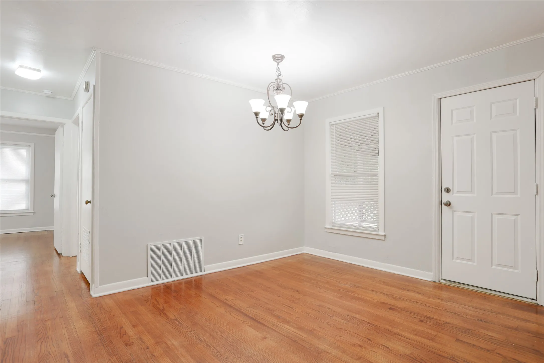 Single Family Residence For Rent in Tarrant County , 3533 Binyon Avenue, Fort Worth, Texas 76133, 2 Bedroom, 1 Bathroom, 1 Garage spaces, 964 Sqft, built in 1951, mls#21377407, Real Estate Agent in Fort Worth, Homes For Rent in Tarrant county, Homes For Rent in Fort Worth, Realtor in Fort Worth Texas, Real Estate Brokerage Independent Realty Texas, Luminita Cordes Realtor