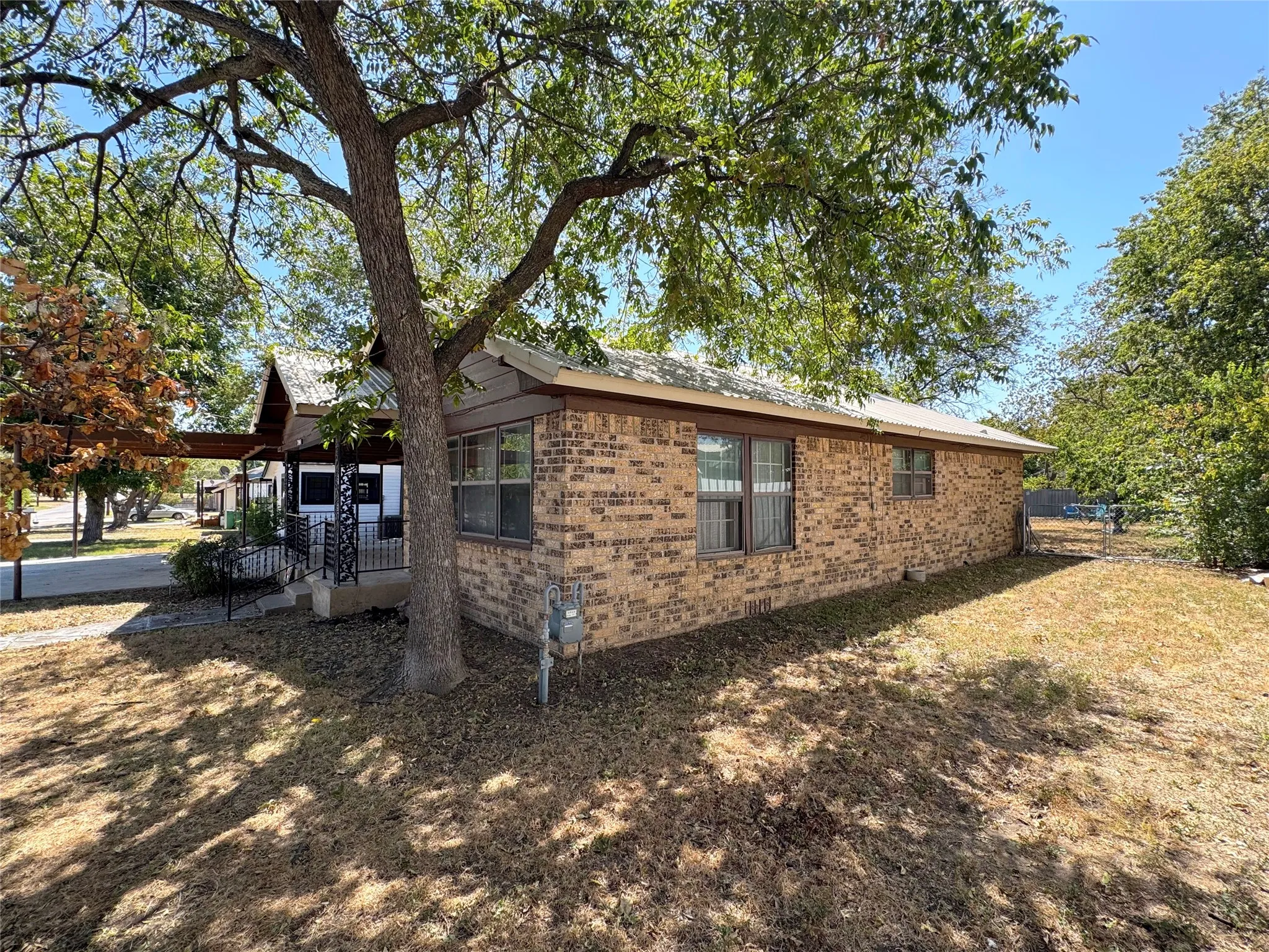 Single Family Residence For Sale in Coleman County , 204 E 9th Street, Coleman, Texas 76834, 2 Bedroom, 1 Bathroom, Garage spaces, 1,285 Sqft, built in 1960, mls#21377249, Real Estate Agent in Coleman, Homes For Sale in Coleman county, Homes For Sale in Coleman, Realtor in Coleman Texas, Real Estate Brokerage Independent Realty Texas, Luminita Cordes Realtor