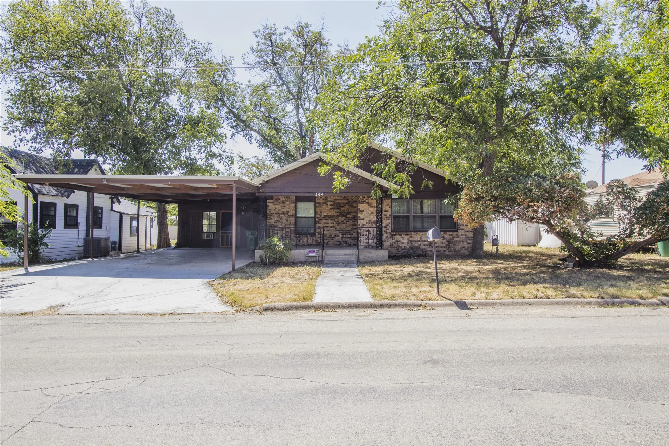 Single Family Residence For Sale in Coleman County , 204 E 9th Street, Coleman, Texas 76834, 2 Bedroom, 1 Bathroom, Garage spaces, 1,285 Sqft, built in 1960, mls#21377249, Real Estate Agent in Coleman, Homes For Sale in Coleman county, Homes For Sale in Coleman, Realtor in Coleman Texas, Real Estate Brokerage Independent Realty Texas, Luminita Cordes Realtor