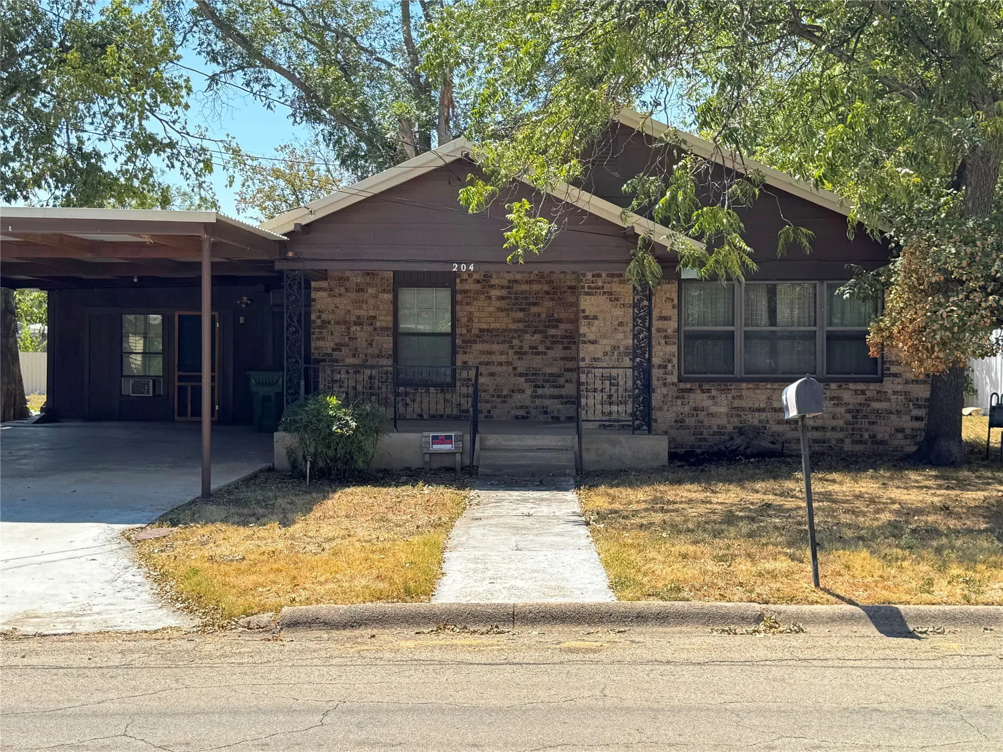 Single Family Residence For Sale in Coleman County , 204 E 9th Street, Coleman, Texas 76834, 2 Bedroom, 1 Bathroom, Garage spaces, 1,285 Sqft, built in 1960, mls#21377249, Real Estate Agent in Coleman, Homes For Sale in Coleman county, Homes For Sale in Coleman, Realtor in Coleman Texas, Real Estate Brokerage Independent Realty Texas, Luminita Cordes Realtor