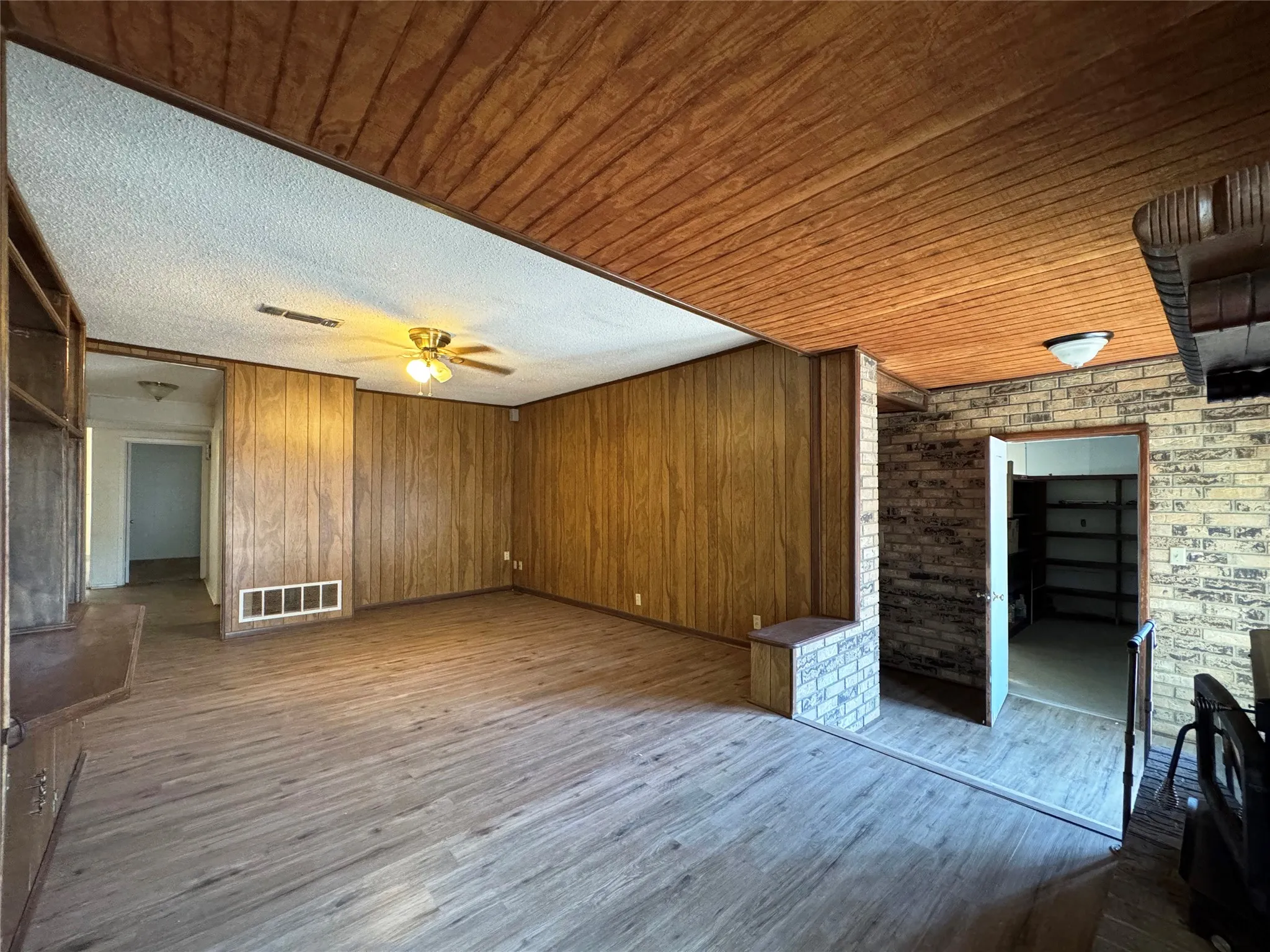 Single Family Residence For Sale in Coleman County , 204 E 9th Street, Coleman, Texas 76834, 2 Bedroom, 1 Bathroom, Garage spaces, 1,285 Sqft, built in 1960, mls#21377249, Real Estate Agent in Coleman, Homes For Sale in Coleman county, Homes For Sale in Coleman, Realtor in Coleman Texas, Real Estate Brokerage Independent Realty Texas, Luminita Cordes Realtor