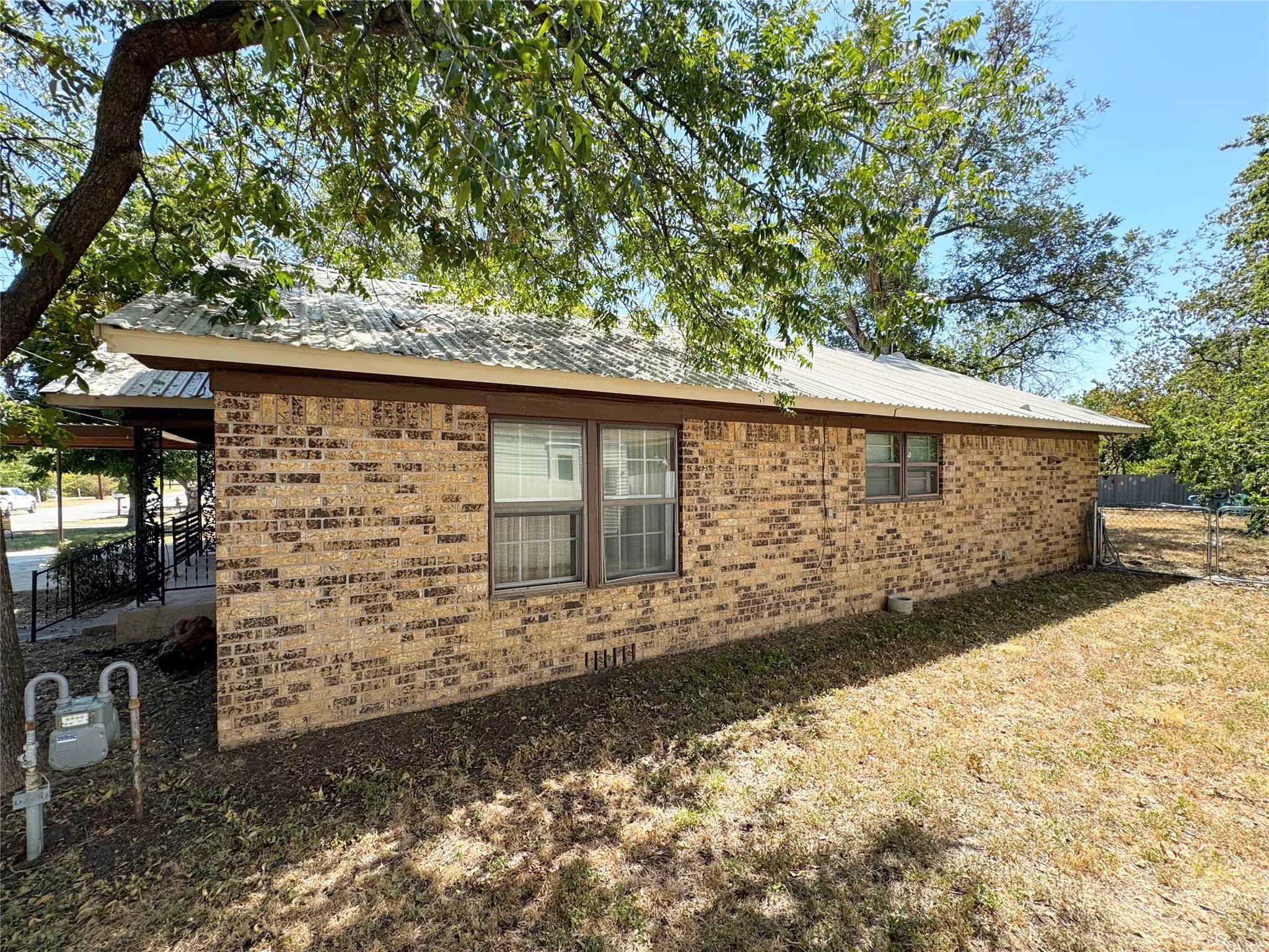 Single Family Residence For Sale in Coleman County , 204 E 9th Street, Coleman, Texas 76834, 2 Bedroom, 1 Bathroom, Garage spaces, 1,285 Sqft, built in 1960, mls#21377249, Real Estate Agent in Coleman, Homes For Sale in Coleman county, Homes For Sale in Coleman, Realtor in Coleman Texas, Real Estate Brokerage Independent Realty Texas, Luminita Cordes Realtor