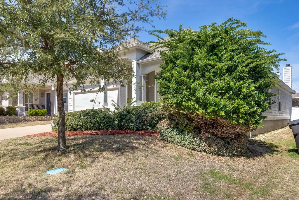 Single Family Residence For Rent in Tarrant County , 5041 Holliday Drive, Fort Worth, Texas 76244, 3 Bedroom, 2 Bathroom, 2 Garage spaces, 1,844 Sqft, built in 2009, mls#21377401, Real Estate Agent in Fort Worth, Homes For Rent in Tarrant county, Homes For Rent in Fort Worth, Realtor in Fort Worth Texas, Real Estate Brokerage Independent Realty Texas, Luminita Cordes Realtor