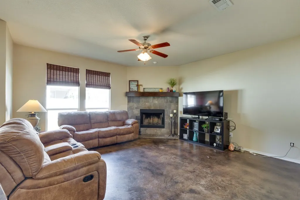 Single Family Residence For Rent in Tarrant County , 5041 Holliday Drive, Fort Worth, Texas 76244, 3 Bedroom, 2 Bathroom, 2 Garage spaces, 1,844 Sqft, built in 2009, mls#21377401, Real Estate Agent in Fort Worth, Homes For Rent in Tarrant county, Homes For Rent in Fort Worth, Realtor in Fort Worth Texas, Real Estate Brokerage Independent Realty Texas, Luminita Cordes Realtor