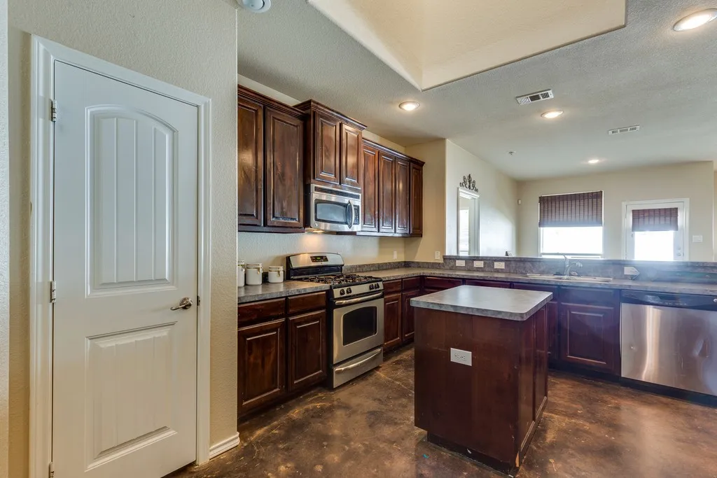 Single Family Residence For Rent in Tarrant County , 5041 Holliday Drive, Fort Worth, Texas 76244, 3 Bedroom, 2 Bathroom, 2 Garage spaces, 1,844 Sqft, built in 2009, mls#21377401, Real Estate Agent in Fort Worth, Homes For Rent in Tarrant county, Homes For Rent in Fort Worth, Realtor in Fort Worth Texas, Real Estate Brokerage Independent Realty Texas, Luminita Cordes Realtor