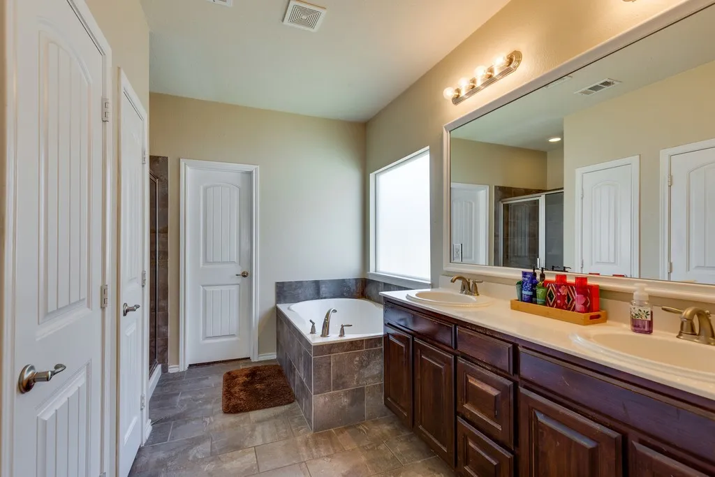 Single Family Residence For Rent in Tarrant County , 5041 Holliday Drive, Fort Worth, Texas 76244, 3 Bedroom, 2 Bathroom, 2 Garage spaces, 1,844 Sqft, built in 2009, mls#21377401, Real Estate Agent in Fort Worth, Homes For Rent in Tarrant county, Homes For Rent in Fort Worth, Realtor in Fort Worth Texas, Real Estate Brokerage Independent Realty Texas, Luminita Cordes Realtor