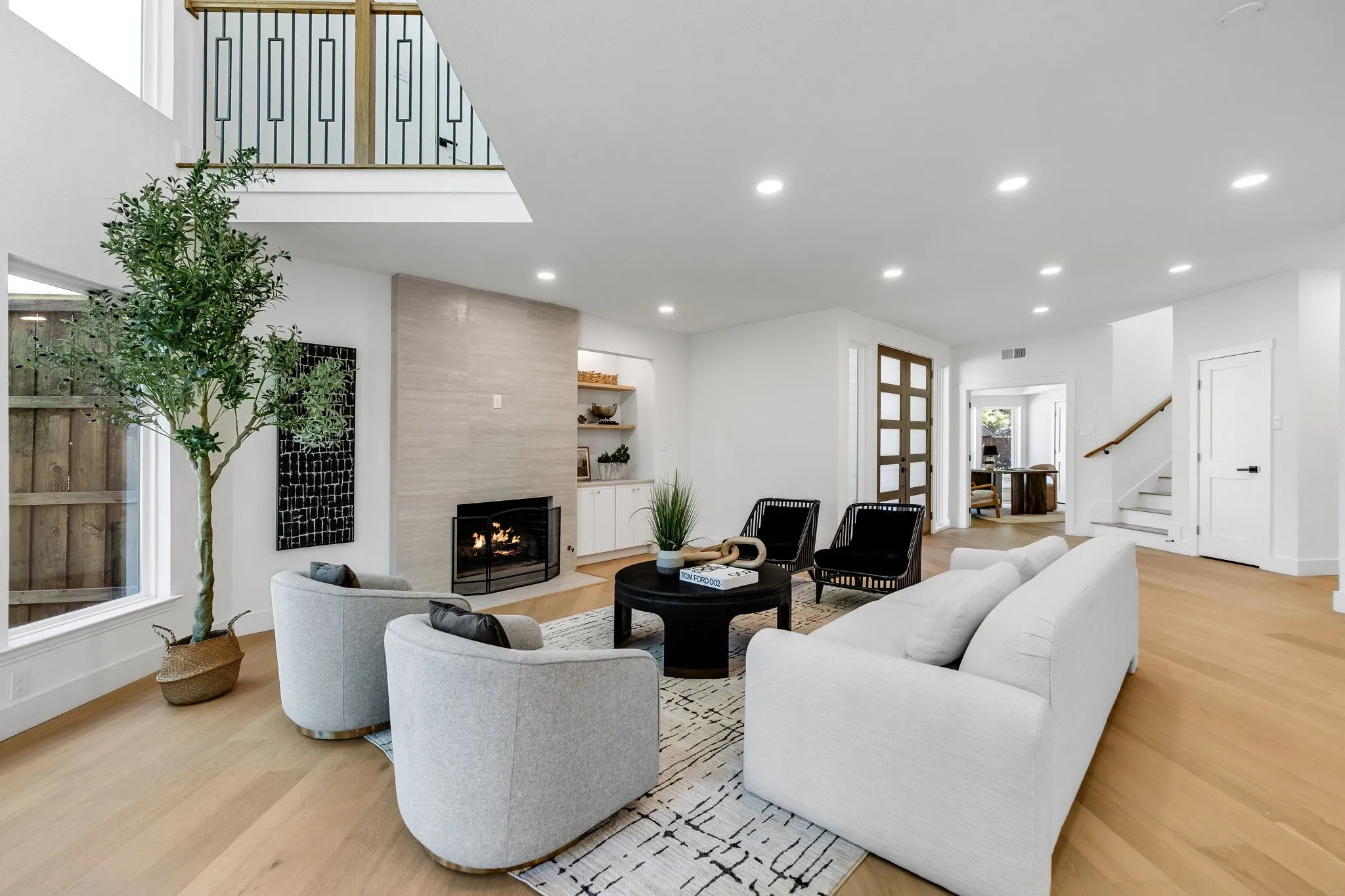 4402 Briargrove-Spacious living area