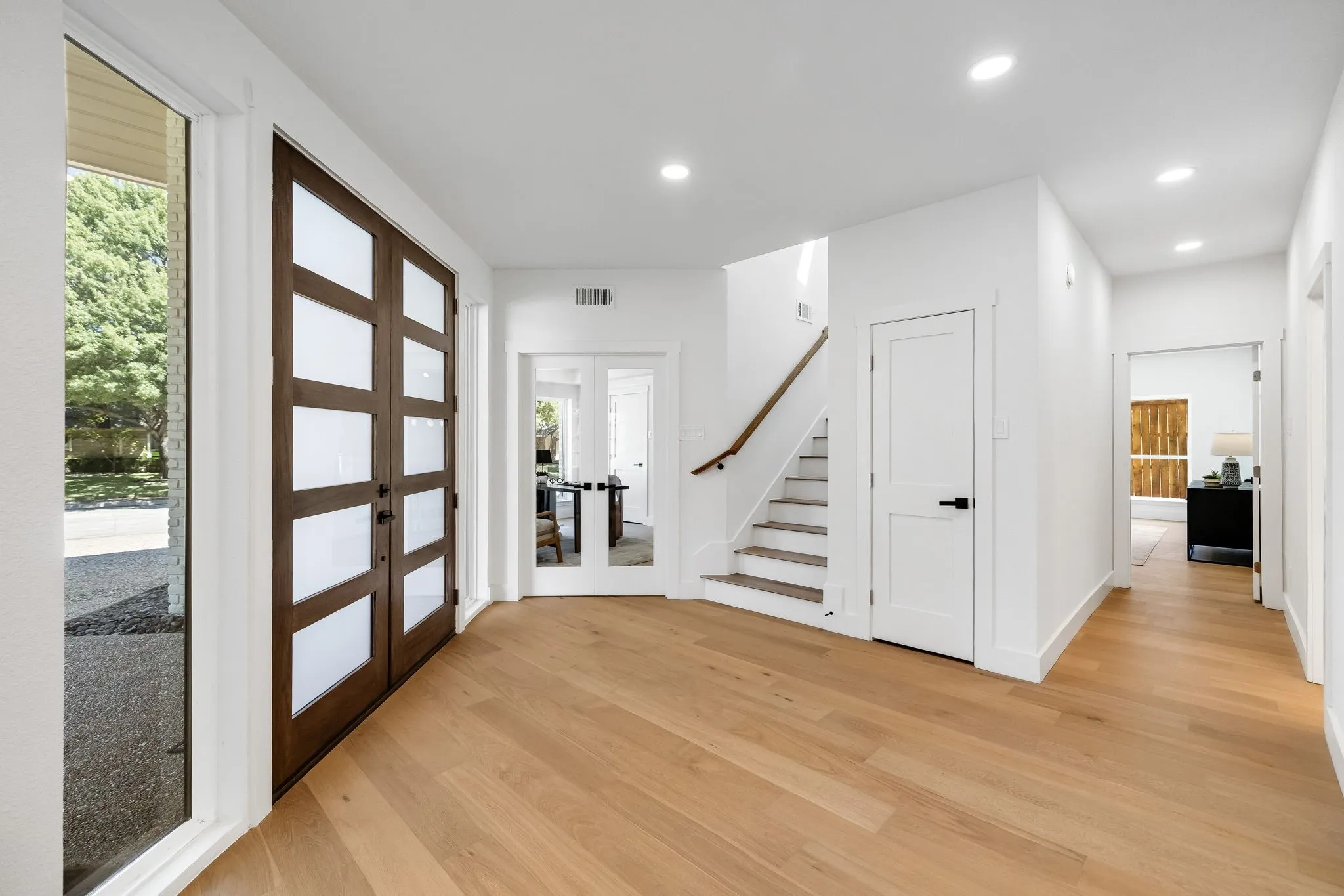 4402 Briargrove- Entryway