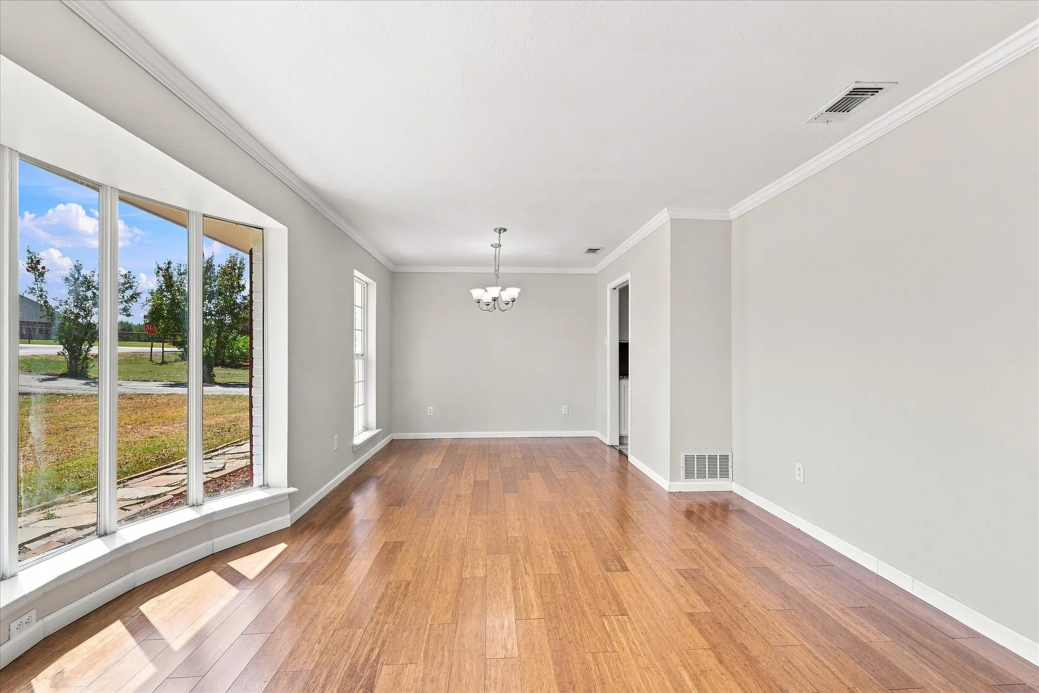 Single Family Residence For Sale in Collin County , 1 Glencove Circle, Lucas, Texas 75002, 3 Bedroom, 3 Bathroom, Garage spaces, 2,480 Sqft, built in 1976, mls#21377335, Real Estate Agent in Lucas, Homes For Sale in Collin county, Homes For Sale in Lucas, Realtor in Lucas Texas, Real Estate Brokerage Independent Realty Texas, Luminita Cordes Realtor