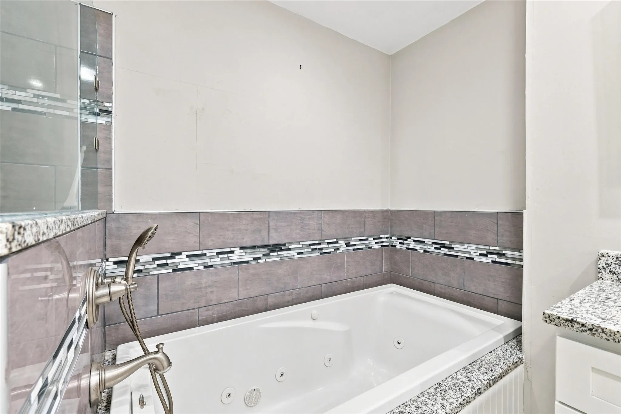 Single Family Residence For Sale in Collin County , 1 Glencove Circle, Lucas, Texas 75002, 3 Bedroom, 3 Bathroom, Garage spaces, 2,480 Sqft, built in 1976, mls#21377335, Real Estate Agent in Lucas, Homes For Sale in Collin county, Homes For Sale in Lucas, Realtor in Lucas Texas, Real Estate Brokerage Independent Realty Texas, Luminita Cordes Realtor