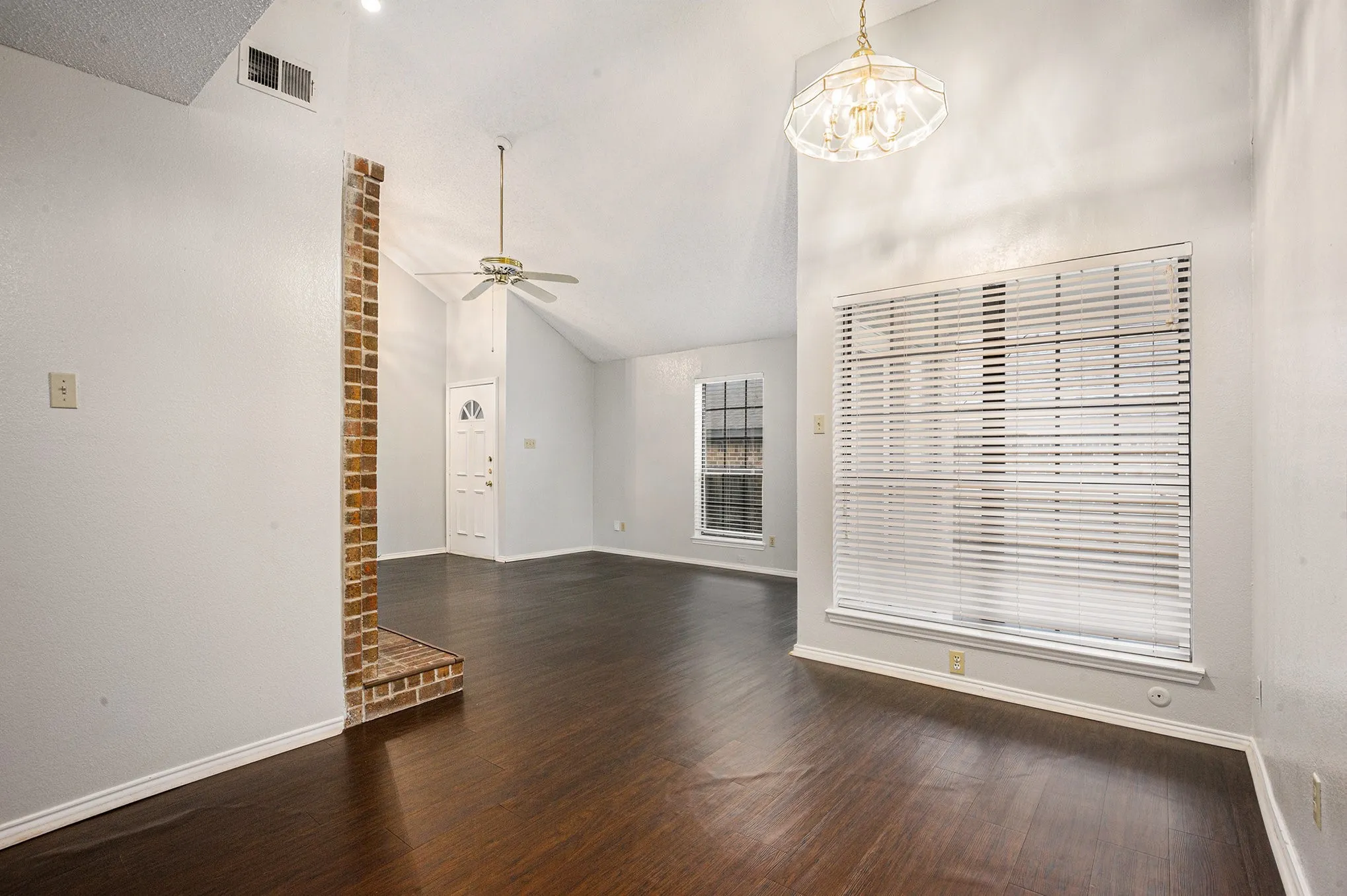Single Family Residence For Rent in Tarrant County , 10627 Tall Oak Drive, Fort Worth, Texas 76108, 3 Bedroom, 2 Bathroom, 2 Garage spaces, 1,189 Sqft, built in 1983, mls#21377412, Real Estate Agent in Fort Worth, Homes For Rent in Tarrant county, Homes For Rent in Fort Worth, Realtor in Fort Worth Texas, Real Estate Brokerage Independent Realty Texas, Luminita Cordes Realtor