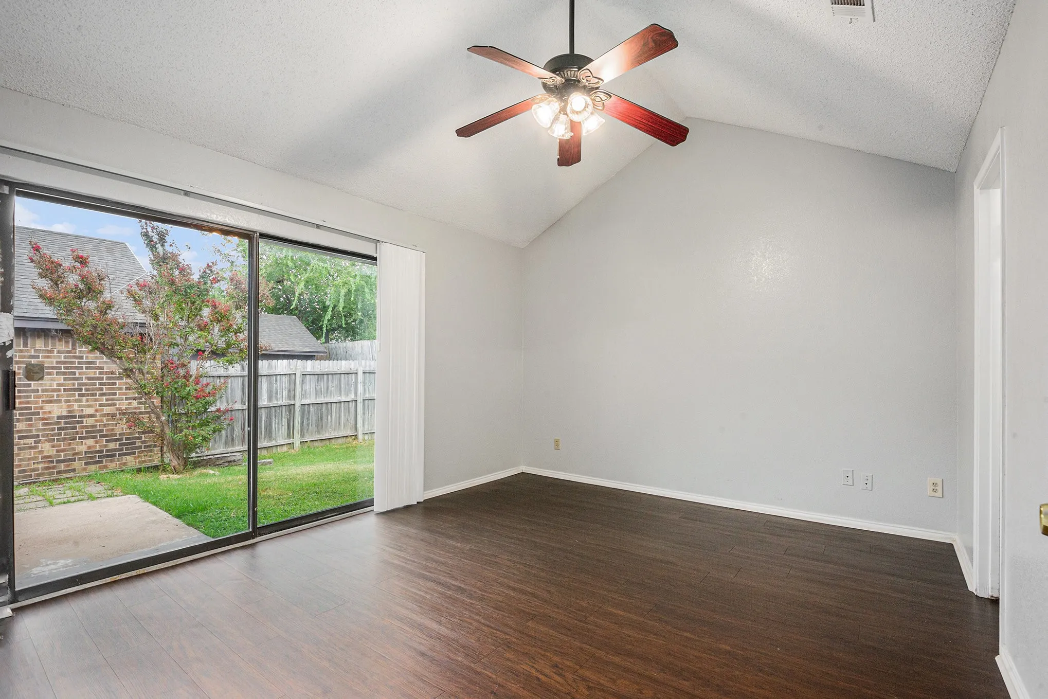 Single Family Residence For Rent in Tarrant County , 10627 Tall Oak Drive, Fort Worth, Texas 76108, 3 Bedroom, 2 Bathroom, 2 Garage spaces, 1,189 Sqft, built in 1983, mls#21377412, Real Estate Agent in Fort Worth, Homes For Rent in Tarrant county, Homes For Rent in Fort Worth, Realtor in Fort Worth Texas, Real Estate Brokerage Independent Realty Texas, Luminita Cordes Realtor