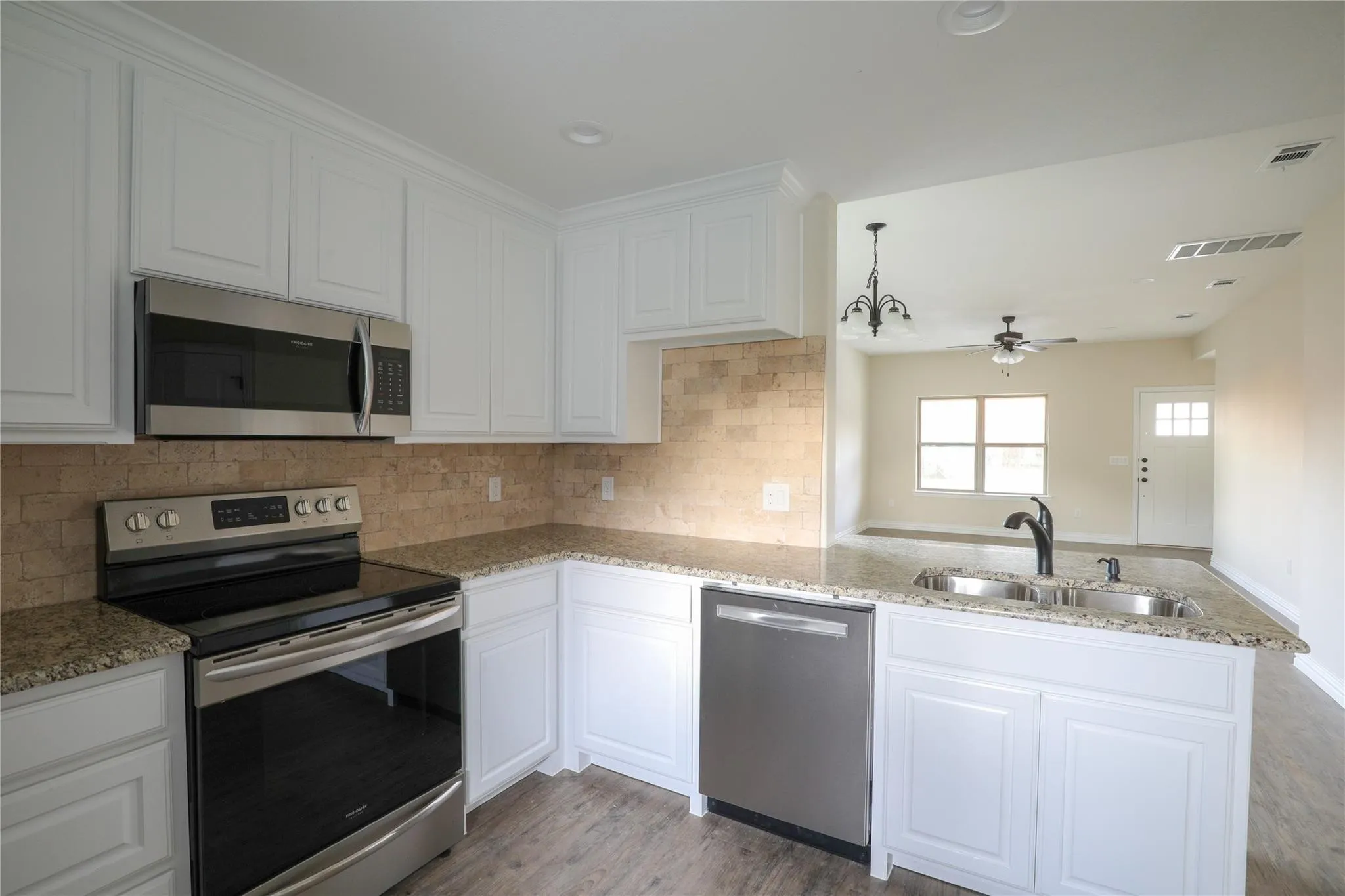 Single Family Residence For Rent in Grayson County , 901 N Barrett Avenue, Denison, Texas 75020, 3 Bedroom, 2 Bathroom, Garage spaces, 1,252 Sqft, built in 2020, mls#21377421, Real Estate Agent in Denison, Homes For Rent in Grayson county, Homes For Rent in Denison, Realtor in Denison Texas, Real Estate Brokerage Independent Realty Texas, Luminita Cordes Realtor