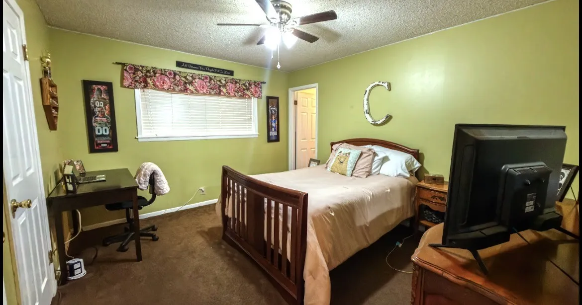 Single Family Residence For Sale in Navarro County , 613 N Overlook Drive, Kerens, Texas 75144, 4 Bedroom, 4 Bathroom, 2 Garage spaces, 2,902 Sqft, built in 1970, mls#21377402, Real Estate Agent in Kerens, Homes For Sale in Navarro county, Homes For Sale in Kerens, Realtor in Kerens Texas, Real Estate Brokerage Independent Realty Texas, Luminita Cordes Realtor