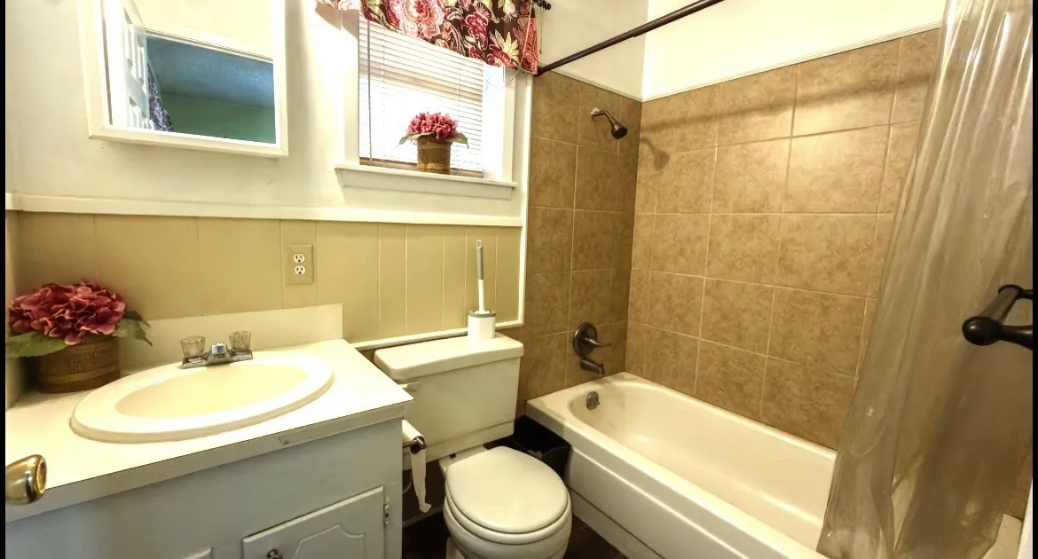 Single Family Residence For Sale in Navarro County , 613 N Overlook Drive, Kerens, Texas 75144, 4 Bedroom, 4 Bathroom, 2 Garage spaces, 2,902 Sqft, built in 1970, mls#21377402, Real Estate Agent in Kerens, Homes For Sale in Navarro county, Homes For Sale in Kerens, Realtor in Kerens Texas, Real Estate Brokerage Independent Realty Texas, Luminita Cordes Realtor