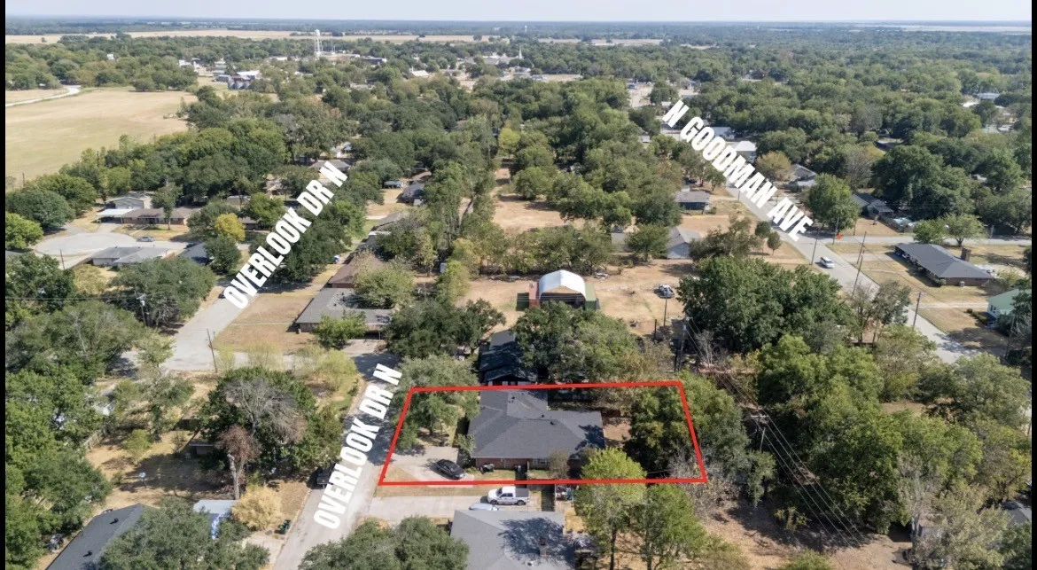 Single Family Residence For Sale in Navarro County , 613 N Overlook Drive, Kerens, Texas 75144, 4 Bedroom, 4 Bathroom, 2 Garage spaces, 2,902 Sqft, built in 1970, mls#21377402, Real Estate Agent in Kerens, Homes For Sale in Navarro county, Homes For Sale in Kerens, Realtor in Kerens Texas, Real Estate Brokerage Independent Realty Texas, Luminita Cordes Realtor