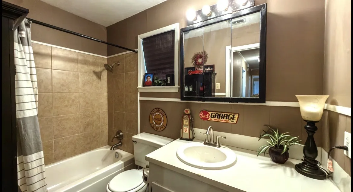Single Family Residence For Sale in Navarro County , 613 N Overlook Drive, Kerens, Texas 75144, 4 Bedroom, 4 Bathroom, 2 Garage spaces, 2,902 Sqft, built in 1970, mls#21377402, Real Estate Agent in Kerens, Homes For Sale in Navarro county, Homes For Sale in Kerens, Realtor in Kerens Texas, Real Estate Brokerage Independent Realty Texas, Luminita Cordes Realtor