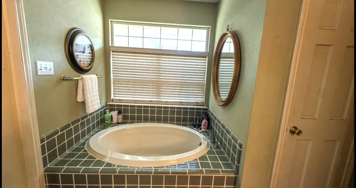 Single Family Residence For Sale in Navarro County , 613 N Overlook Drive, Kerens, Texas 75144, 4 Bedroom, 4 Bathroom, 2 Garage spaces, 2,902 Sqft, built in 1970, mls#21377402, Real Estate Agent in Kerens, Homes For Sale in Navarro county, Homes For Sale in Kerens, Realtor in Kerens Texas, Real Estate Brokerage Independent Realty Texas, Luminita Cordes Realtor