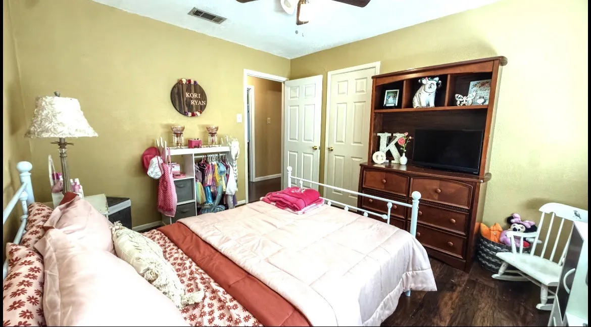 Single Family Residence For Sale in Navarro County , 613 N Overlook Drive, Kerens, Texas 75144, 4 Bedroom, 4 Bathroom, 2 Garage spaces, 2,902 Sqft, built in 1970, mls#21377402, Real Estate Agent in Kerens, Homes For Sale in Navarro county, Homes For Sale in Kerens, Realtor in Kerens Texas, Real Estate Brokerage Independent Realty Texas, Luminita Cordes Realtor