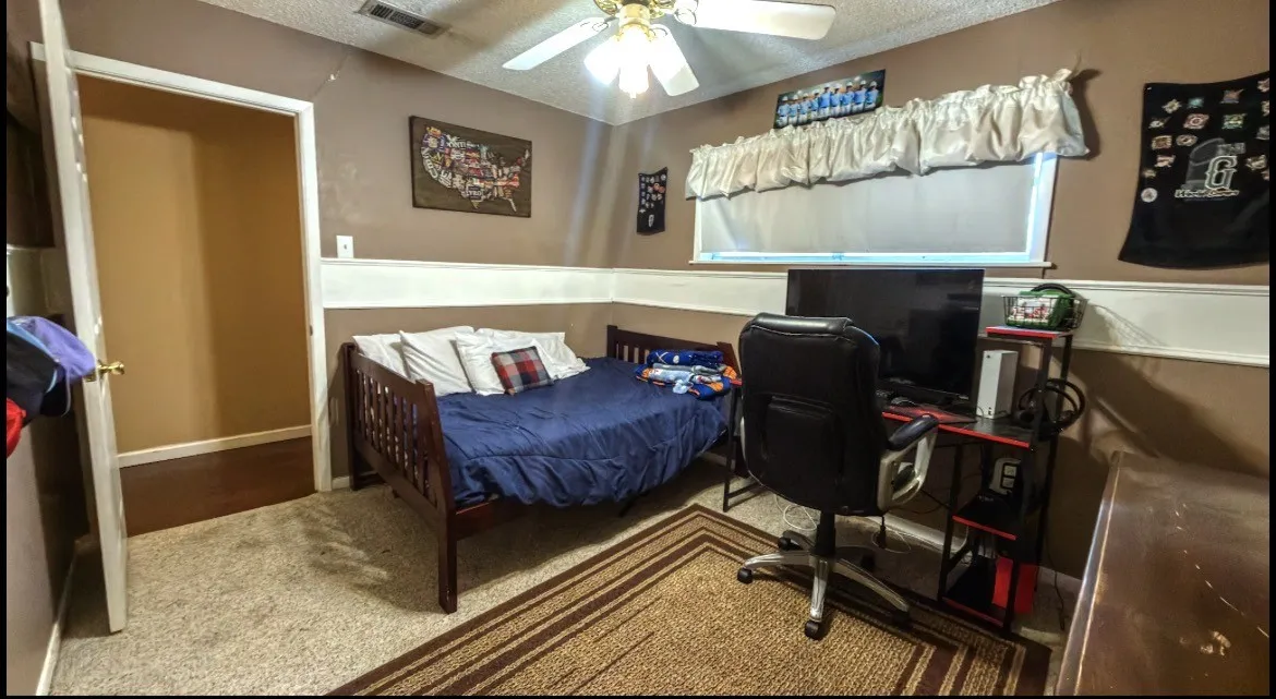 Single Family Residence For Sale in Navarro County , 613 N Overlook Drive, Kerens, Texas 75144, 4 Bedroom, 4 Bathroom, 2 Garage spaces, 2,902 Sqft, built in 1970, mls#21377402, Real Estate Agent in Kerens, Homes For Sale in Navarro county, Homes For Sale in Kerens, Realtor in Kerens Texas, Real Estate Brokerage Independent Realty Texas, Luminita Cordes Realtor