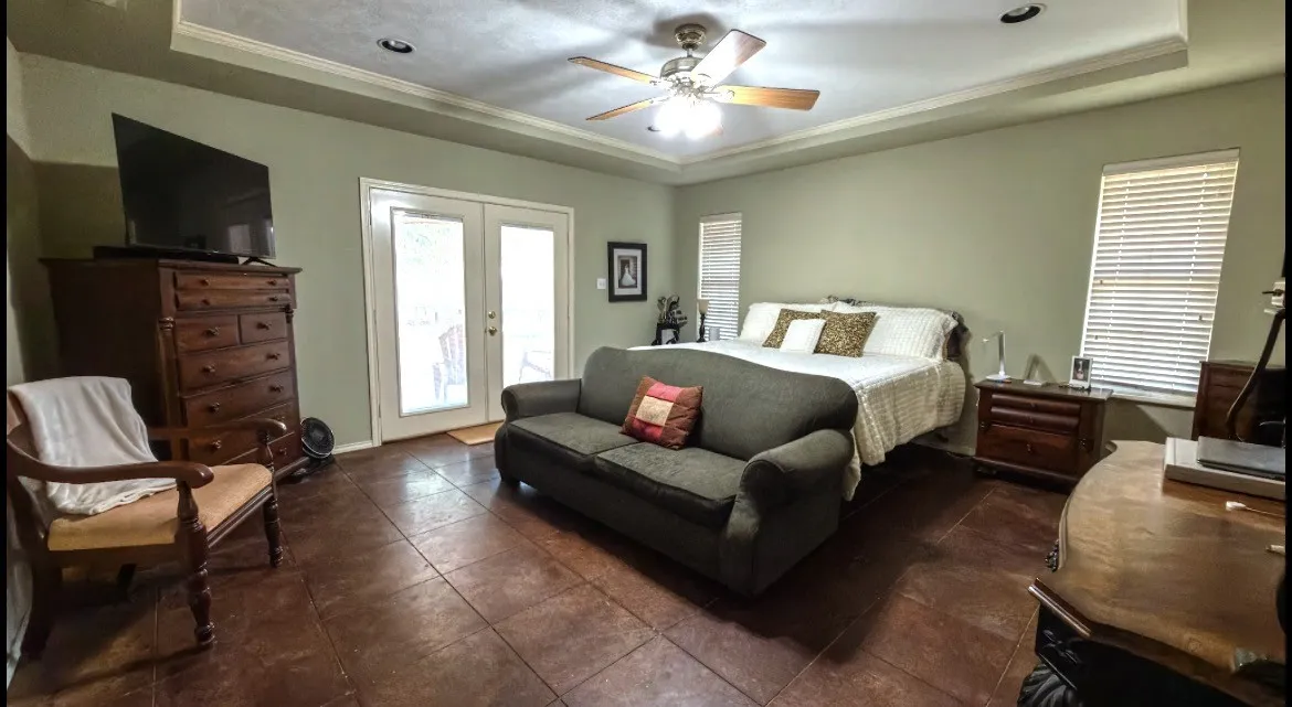 Single Family Residence For Sale in Navarro County , 613 N Overlook Drive, Kerens, Texas 75144, 4 Bedroom, 4 Bathroom, 2 Garage spaces, 2,902 Sqft, built in 1970, mls#21377402, Real Estate Agent in Kerens, Homes For Sale in Navarro county, Homes For Sale in Kerens, Realtor in Kerens Texas, Real Estate Brokerage Independent Realty Texas, Luminita Cordes Realtor