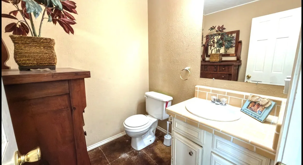 Single Family Residence For Sale in Navarro County , 613 N Overlook Drive, Kerens, Texas 75144, 4 Bedroom, 4 Bathroom, 2 Garage spaces, 2,902 Sqft, built in 1970, mls#21377402, Real Estate Agent in Kerens, Homes For Sale in Navarro county, Homes For Sale in Kerens, Realtor in Kerens Texas, Real Estate Brokerage Independent Realty Texas, Luminita Cordes Realtor