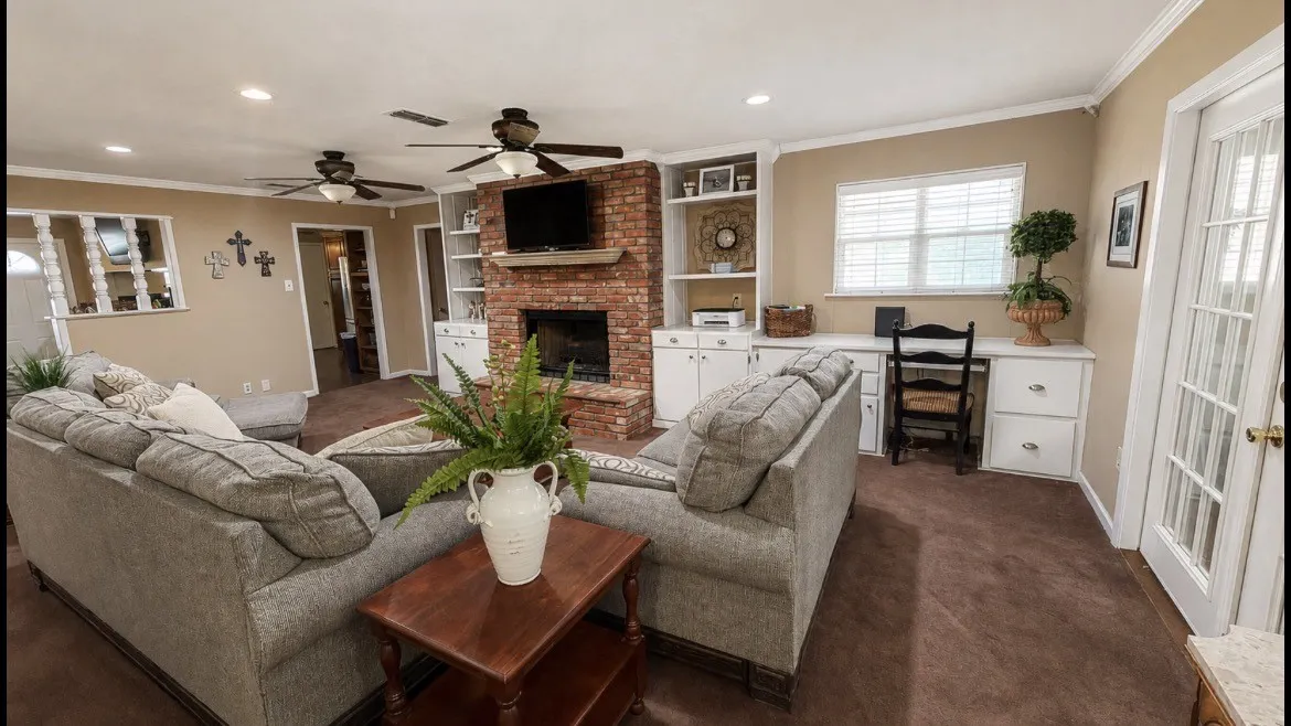 Single Family Residence For Sale in Navarro County , 613 N Overlook Drive, Kerens, Texas 75144, 4 Bedroom, 4 Bathroom, 2 Garage spaces, 2,902 Sqft, built in 1970, mls#21377402, Real Estate Agent in Kerens, Homes For Sale in Navarro county, Homes For Sale in Kerens, Realtor in Kerens Texas, Real Estate Brokerage Independent Realty Texas, Luminita Cordes Realtor