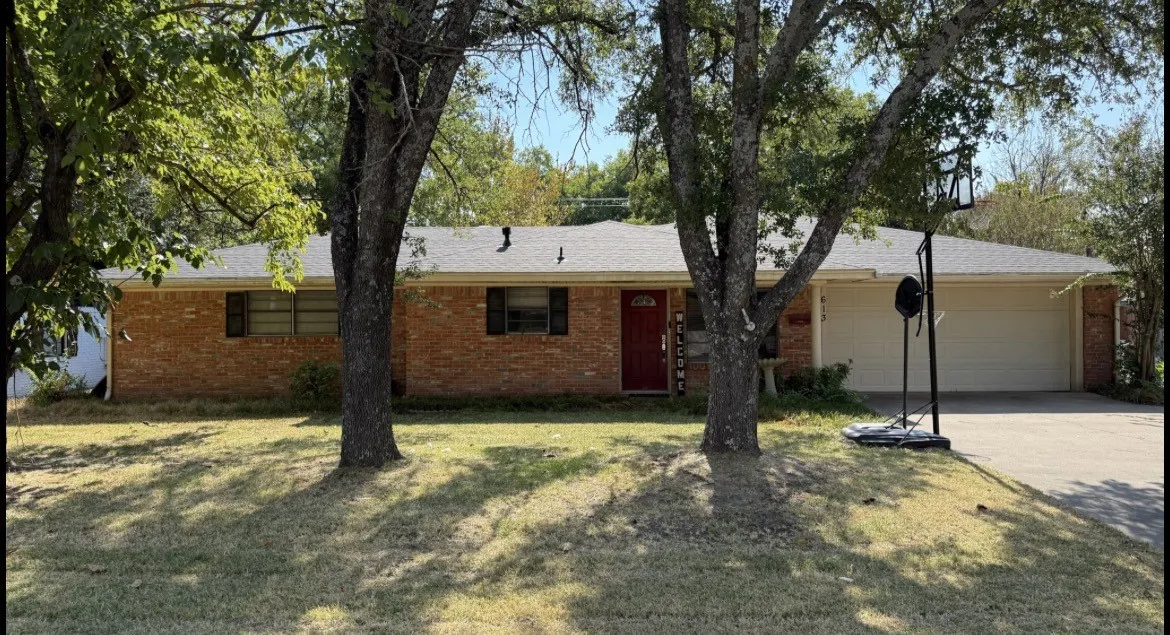 Single Family Residence For Sale in Navarro County , 613 N Overlook Drive, Kerens, Texas 75144, 4 Bedroom, 4 Bathroom, 2 Garage spaces, 2,902 Sqft, built in 1970, mls#21377402, Real Estate Agent in Kerens, Homes For Sale in Navarro county, Homes For Sale in Kerens, Realtor in Kerens Texas, Real Estate Brokerage Independent Realty Texas, Luminita Cordes Realtor
