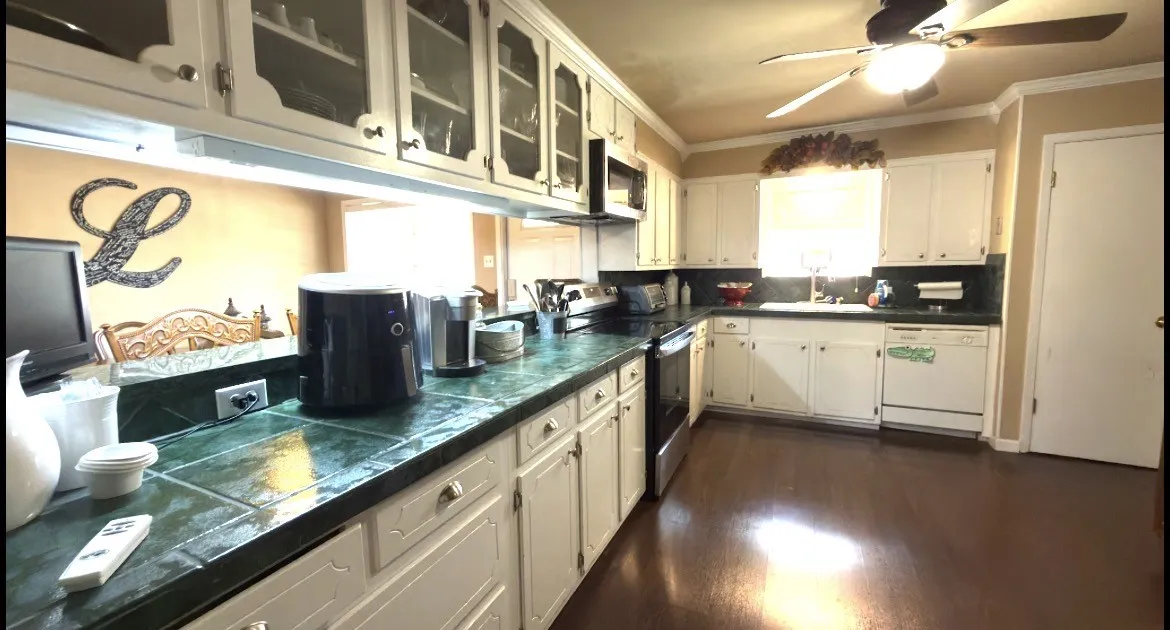 Single Family Residence For Sale in Navarro County , 613 N Overlook Drive, Kerens, Texas 75144, 4 Bedroom, 4 Bathroom, 2 Garage spaces, 2,902 Sqft, built in 1970, mls#21377402, Real Estate Agent in Kerens, Homes For Sale in Navarro county, Homes For Sale in Kerens, Realtor in Kerens Texas, Real Estate Brokerage Independent Realty Texas, Luminita Cordes Realtor
