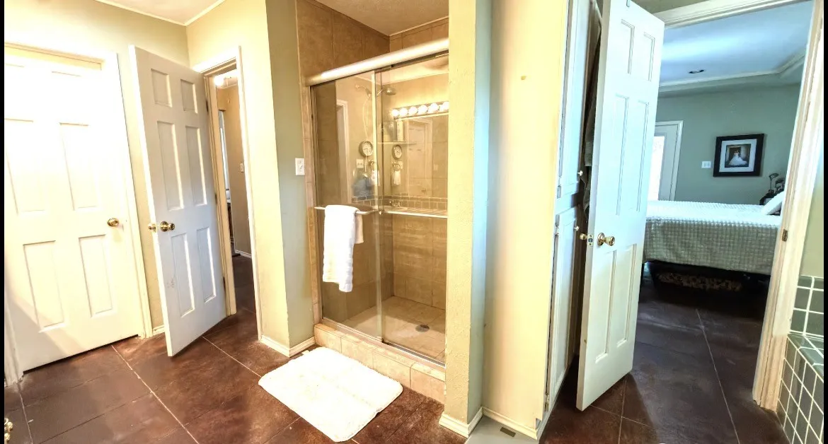 Single Family Residence For Sale in Navarro County , 613 N Overlook Drive, Kerens, Texas 75144, 4 Bedroom, 4 Bathroom, 2 Garage spaces, 2,902 Sqft, built in 1970, mls#21377402, Real Estate Agent in Kerens, Homes For Sale in Navarro county, Homes For Sale in Kerens, Realtor in Kerens Texas, Real Estate Brokerage Independent Realty Texas, Luminita Cordes Realtor