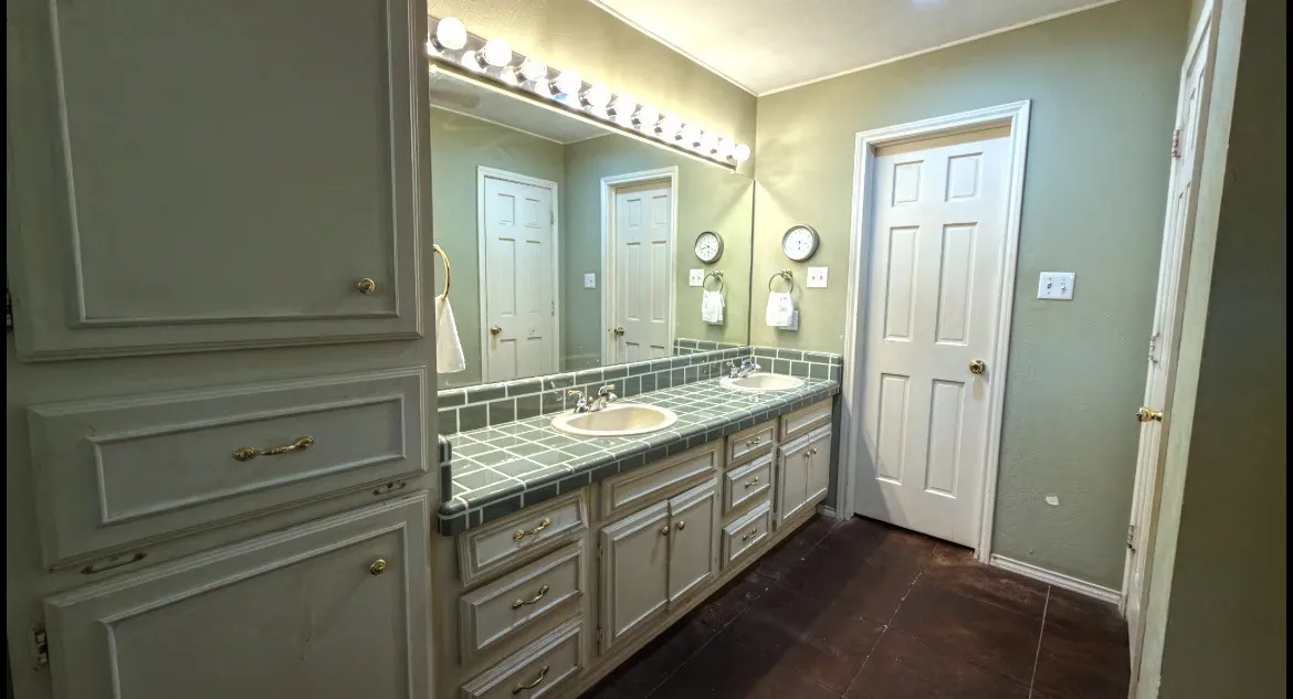 Single Family Residence For Sale in Navarro County , 613 N Overlook Drive, Kerens, Texas 75144, 4 Bedroom, 4 Bathroom, 2 Garage spaces, 2,902 Sqft, built in 1970, mls#21377402, Real Estate Agent in Kerens, Homes For Sale in Navarro county, Homes For Sale in Kerens, Realtor in Kerens Texas, Real Estate Brokerage Independent Realty Texas, Luminita Cordes Realtor