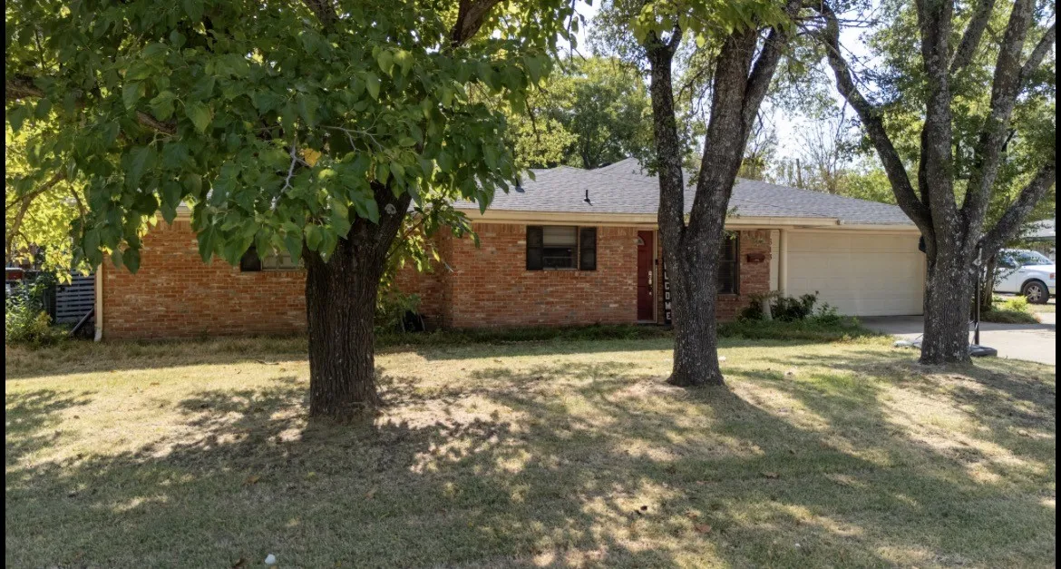 Single Family Residence For Sale in Navarro County , 613 N Overlook Drive, Kerens, Texas 75144, 4 Bedroom, 4 Bathroom, 2 Garage spaces, 2,902 Sqft, built in 1970, mls#21377402, Real Estate Agent in Kerens, Homes For Sale in Navarro county, Homes For Sale in Kerens, Realtor in Kerens Texas, Real Estate Brokerage Independent Realty Texas, Luminita Cordes Realtor