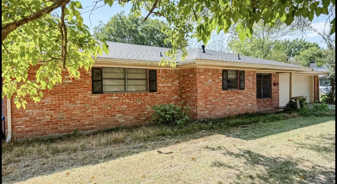 Single Family Residence For Sale in Navarro County , 613 N Overlook Drive, Kerens, Texas 75144, 4 Bedroom, 4 Bathroom, 2 Garage spaces, 2,902 Sqft, built in 1970, mls#21377402, Real Estate Agent in Kerens, Homes For Sale in Navarro county, Homes For Sale in Kerens, Realtor in Kerens Texas, Real Estate Brokerage Independent Realty Texas, Luminita Cordes Realtor