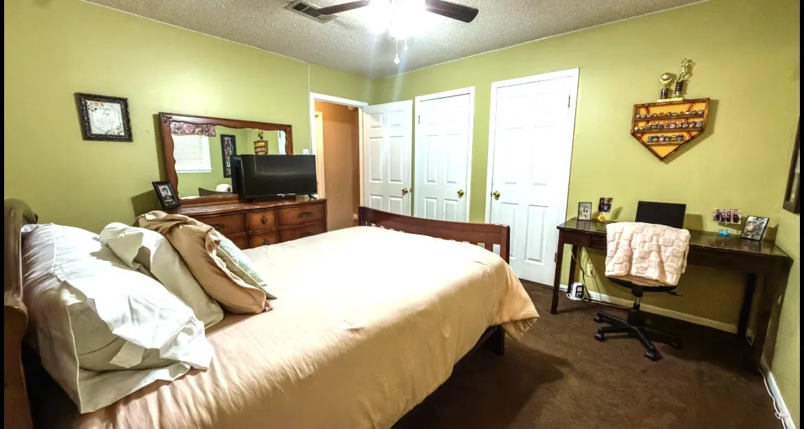 Single Family Residence For Sale in Navarro County , 613 N Overlook Drive, Kerens, Texas 75144, 4 Bedroom, 4 Bathroom, 2 Garage spaces, 2,902 Sqft, built in 1970, mls#21377402, Real Estate Agent in Kerens, Homes For Sale in Navarro county, Homes For Sale in Kerens, Realtor in Kerens Texas, Real Estate Brokerage Independent Realty Texas, Luminita Cordes Realtor
