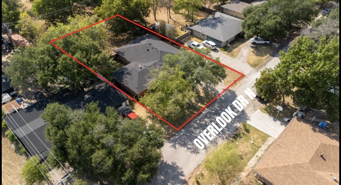 Single Family Residence For Sale in Navarro County , 613 N Overlook Drive, Kerens, Texas 75144, 4 Bedroom, 4 Bathroom, 2 Garage spaces, 2,902 Sqft, built in 1970, mls#21377402, Real Estate Agent in Kerens, Homes For Sale in Navarro county, Homes For Sale in Kerens, Realtor in Kerens Texas, Real Estate Brokerage Independent Realty Texas, Luminita Cordes Realtor