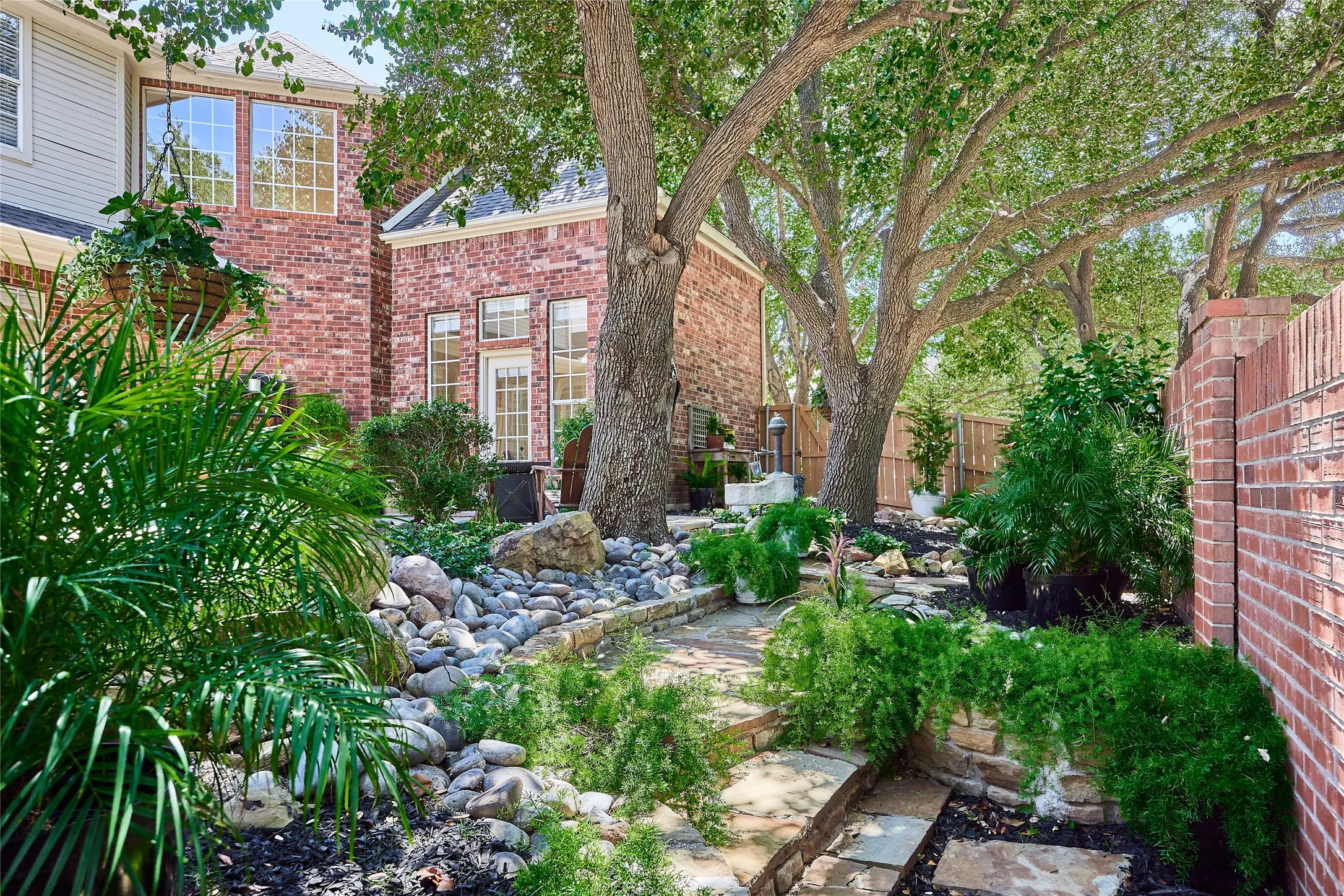 Single Family Residence For Sale in Denton County , 6637 Oakmont Court, Plano, Texas 75093, 4 Bedroom, 4 Bathroom, 2 Garage spaces, 2,736 Sqft, built in 1992, mls#21376824, Real Estate Agent in Plano, Homes For Sale in Denton county, Homes For Sale in Plano, Realtor in Plano Texas, Real Estate Brokerage Independent Realty Texas, Luminita Cordes Realtor