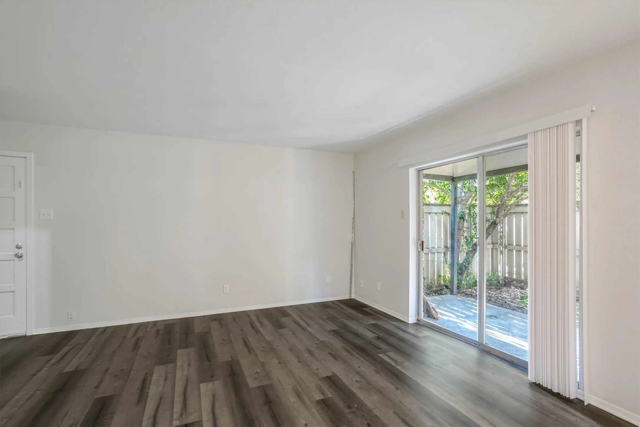 Condominium For Sale in Dallas County , 2805 Lineville Drive 105, Farmers Branch, Texas 75234, 2 Bedroom, 2 Bathroom, Garage spaces, 984 Sqft, built in 1970, mls#21375657, Real Estate Agent in Farmers Branch, Homes For Sale in Dallas county, Homes For Sale in Farmers Branch, Realtor in Farmers Branch Texas, Real Estate Brokerage Independent Realty Texas, Luminita Cordes Realtor
