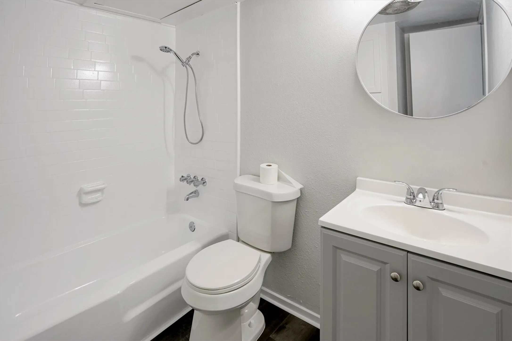Condominium For Sale in Dallas County , 2805 Lineville Drive 105, Farmers Branch, Texas 75234, 2 Bedroom, 2 Bathroom, Garage spaces, 984 Sqft, built in 1970, mls#21375657, Real Estate Agent in Farmers Branch, Homes For Sale in Dallas county, Homes For Sale in Farmers Branch, Realtor in Farmers Branch Texas, Real Estate Brokerage Independent Realty Texas, Luminita Cordes Realtor