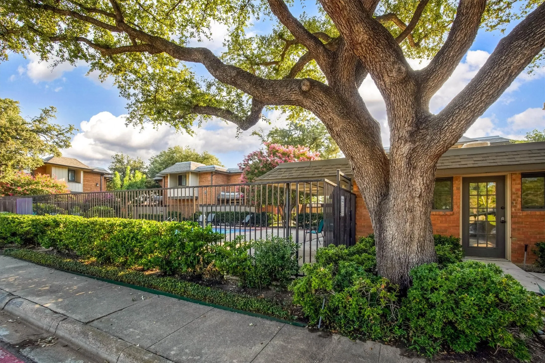 Condominium For Sale in Dallas County , 2805 Lineville Drive 105, Farmers Branch, Texas 75234, 2 Bedroom, 2 Bathroom, Garage spaces, 984 Sqft, built in 1970, mls#21375657, Real Estate Agent in Farmers Branch, Homes For Sale in Dallas county, Homes For Sale in Farmers Branch, Realtor in Farmers Branch Texas, Real Estate Brokerage Independent Realty Texas, Luminita Cordes Realtor