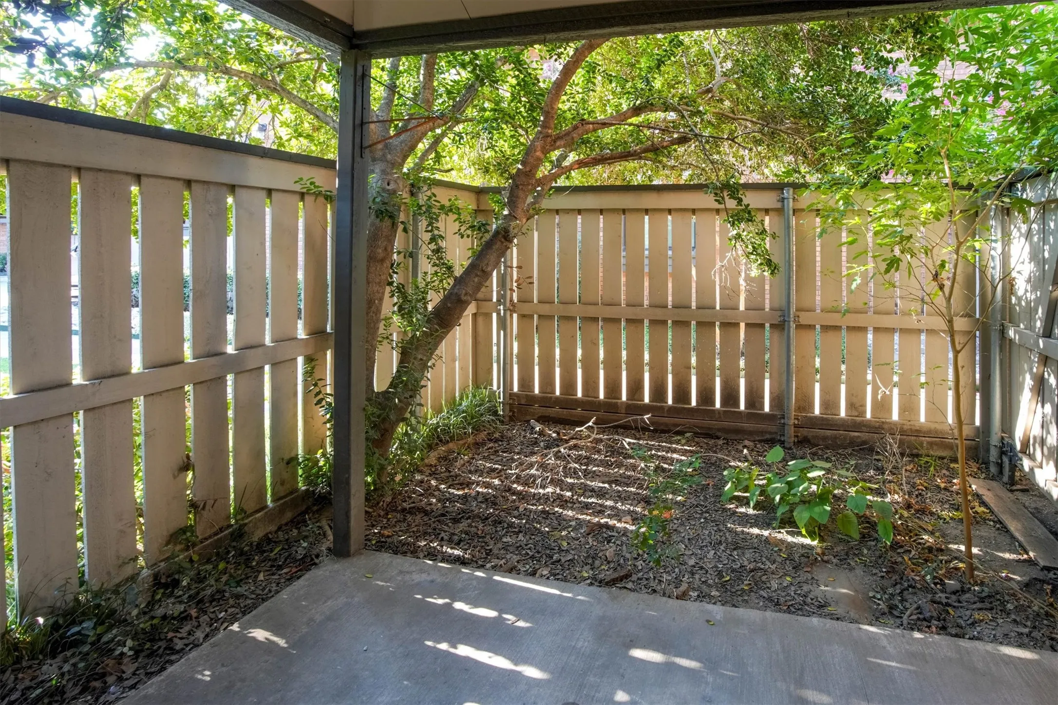 Condominium For Sale in Dallas County , 2805 Lineville Drive 105, Farmers Branch, Texas 75234, 2 Bedroom, 2 Bathroom, Garage spaces, 984 Sqft, built in 1970, mls#21375657, Real Estate Agent in Farmers Branch, Homes For Sale in Dallas county, Homes For Sale in Farmers Branch, Realtor in Farmers Branch Texas, Real Estate Brokerage Independent Realty Texas, Luminita Cordes Realtor