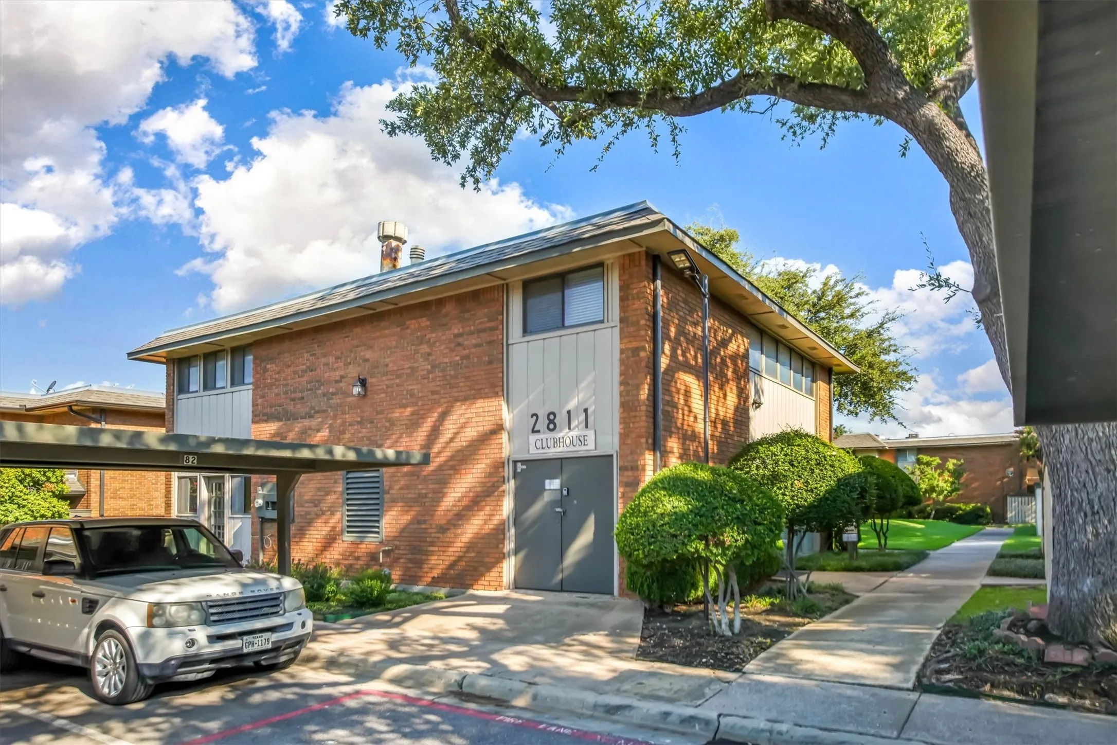 Condominium For Sale in Dallas County , 2805 Lineville Drive 105, Farmers Branch, Texas 75234, 2 Bedroom, 2 Bathroom, Garage spaces, 984 Sqft, built in 1970, mls#21375657, Real Estate Agent in Farmers Branch, Homes For Sale in Dallas county, Homes For Sale in Farmers Branch, Realtor in Farmers Branch Texas, Real Estate Brokerage Independent Realty Texas, Luminita Cordes Realtor