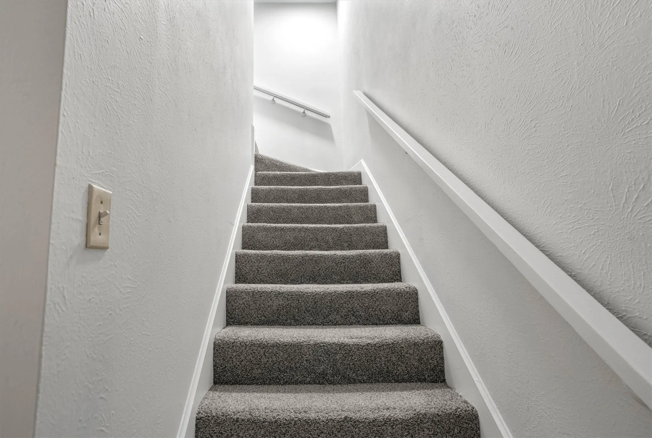 Condominium For Sale in Dallas County , 2805 Lineville Drive 105, Farmers Branch, Texas 75234, 2 Bedroom, 2 Bathroom, Garage spaces, 984 Sqft, built in 1970, mls#21375657, Real Estate Agent in Farmers Branch, Homes For Sale in Dallas county, Homes For Sale in Farmers Branch, Realtor in Farmers Branch Texas, Real Estate Brokerage Independent Realty Texas, Luminita Cordes Realtor