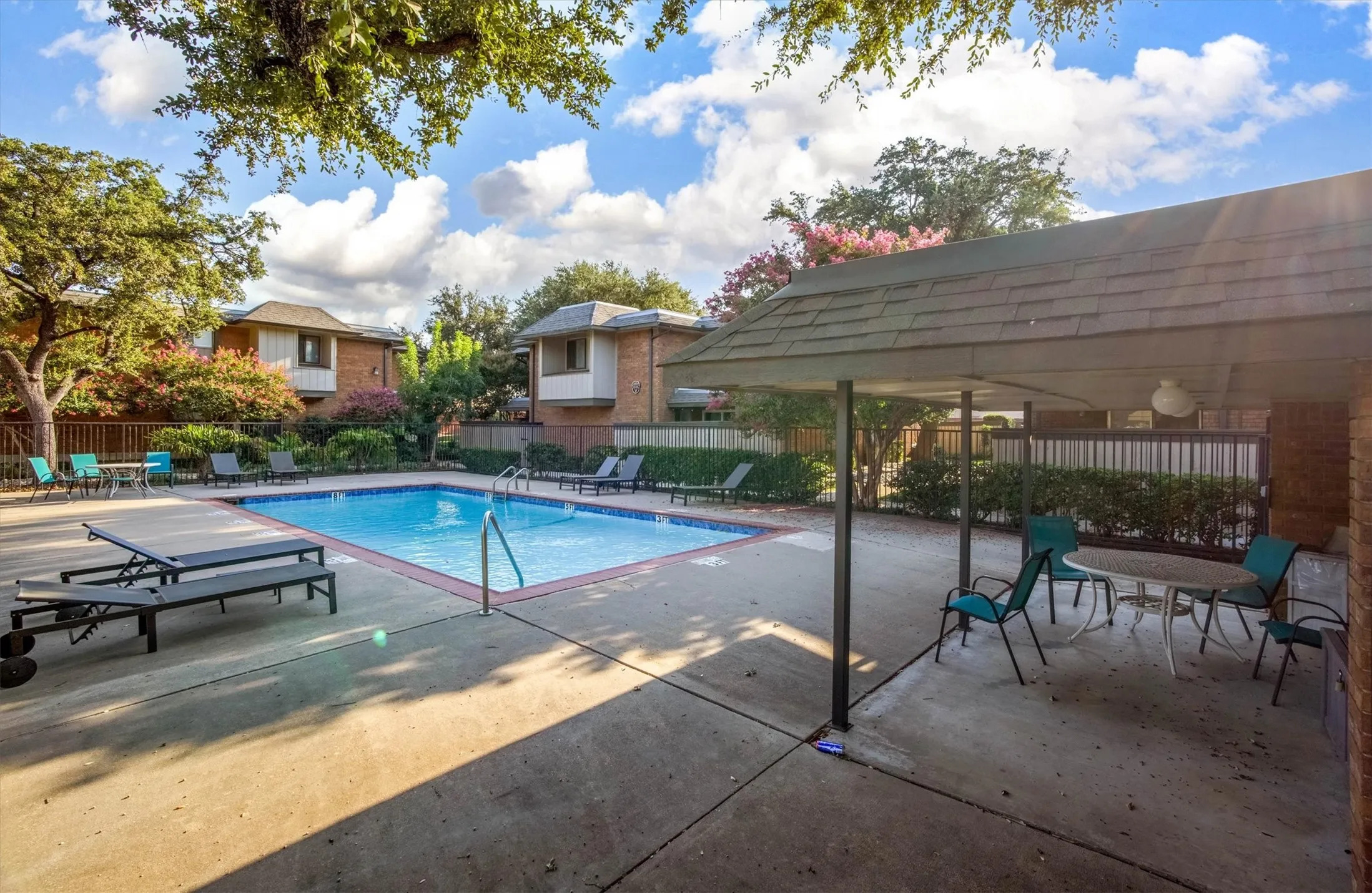 Condominium For Sale in Dallas County , 2805 Lineville Drive 105, Farmers Branch, Texas 75234, 2 Bedroom, 2 Bathroom, Garage spaces, 984 Sqft, built in 1970, mls#21375657, Real Estate Agent in Farmers Branch, Homes For Sale in Dallas county, Homes For Sale in Farmers Branch, Realtor in Farmers Branch Texas, Real Estate Brokerage Independent Realty Texas, Luminita Cordes Realtor