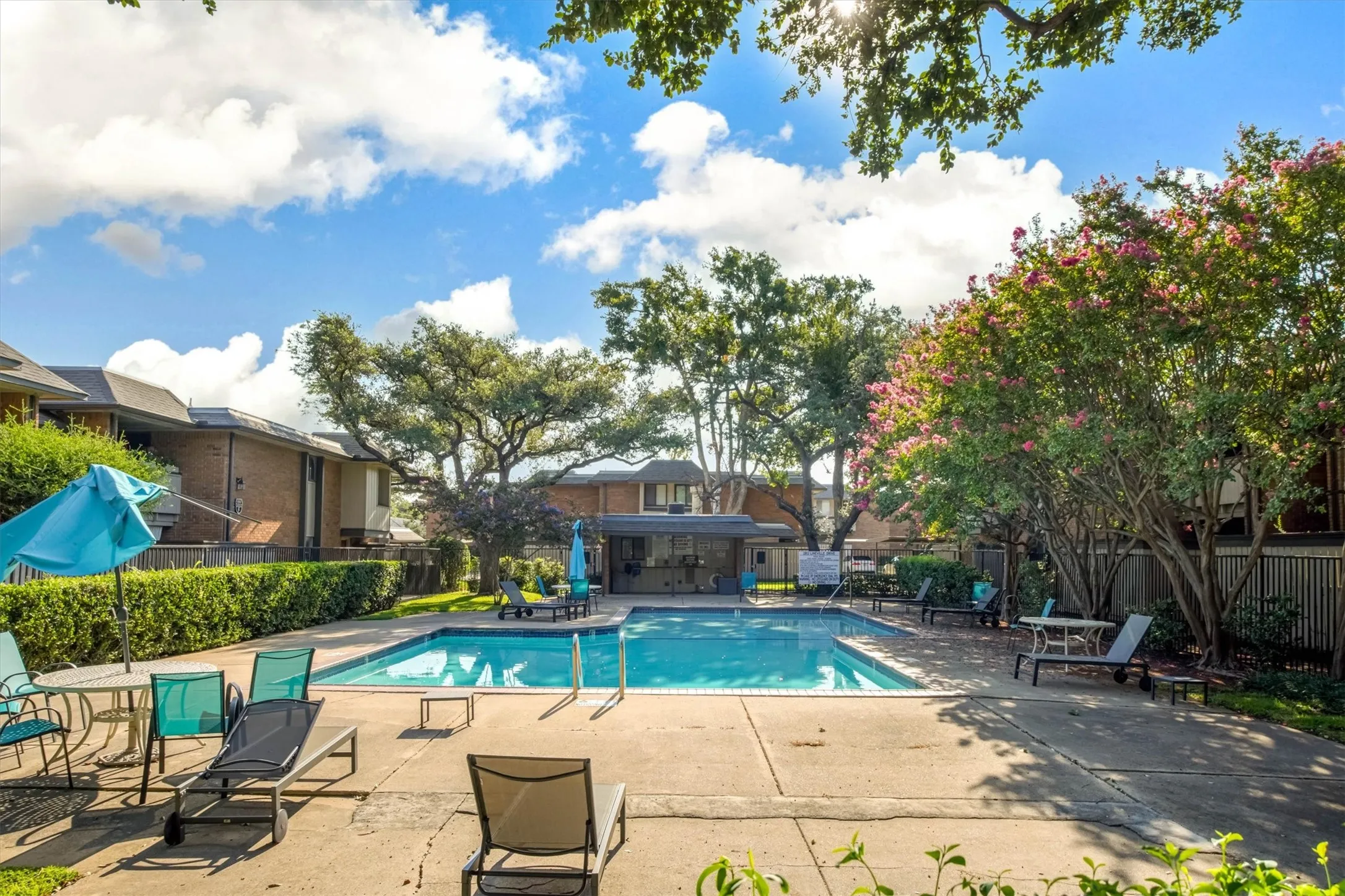 Condominium For Sale in Dallas County , 2805 Lineville Drive 105, Farmers Branch, Texas 75234, 2 Bedroom, 2 Bathroom, Garage spaces, 984 Sqft, built in 1970, mls#21375657, Real Estate Agent in Farmers Branch, Homes For Sale in Dallas county, Homes For Sale in Farmers Branch, Realtor in Farmers Branch Texas, Real Estate Brokerage Independent Realty Texas, Luminita Cordes Realtor