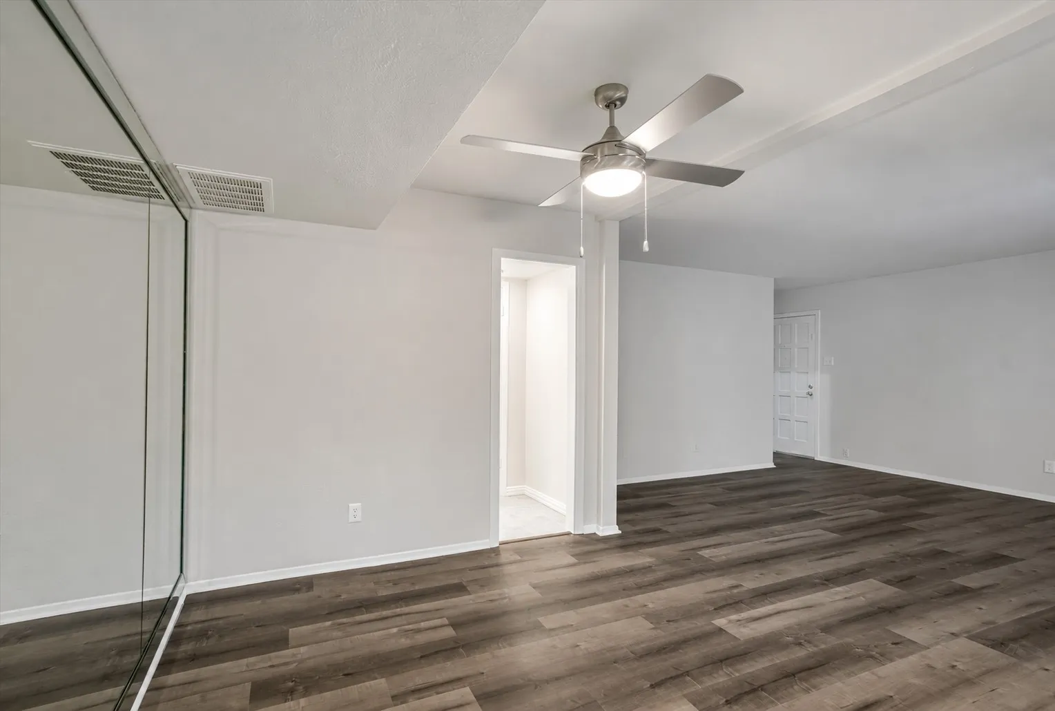 Condominium For Sale in Dallas County , 2805 Lineville Drive 105, Farmers Branch, Texas 75234, 2 Bedroom, 2 Bathroom, Garage spaces, 984 Sqft, built in 1970, mls#21375657, Real Estate Agent in Farmers Branch, Homes For Sale in Dallas county, Homes For Sale in Farmers Branch, Realtor in Farmers Branch Texas, Real Estate Brokerage Independent Realty Texas, Luminita Cordes Realtor