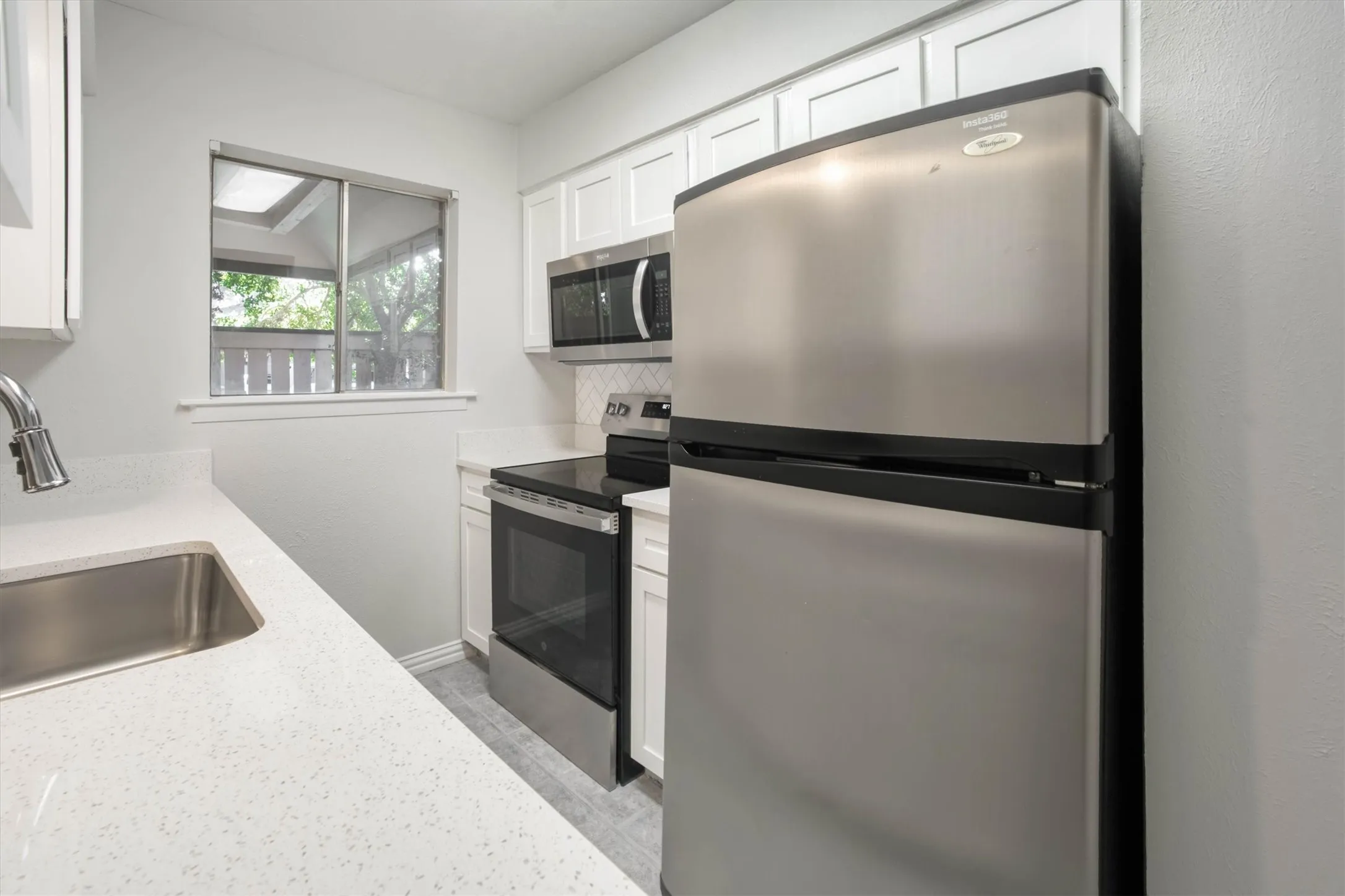 Condominium For Sale in Dallas County , 2805 Lineville Drive 105, Farmers Branch, Texas 75234, 2 Bedroom, 2 Bathroom, Garage spaces, 984 Sqft, built in 1970, mls#21375657, Real Estate Agent in Farmers Branch, Homes For Sale in Dallas county, Homes For Sale in Farmers Branch, Realtor in Farmers Branch Texas, Real Estate Brokerage Independent Realty Texas, Luminita Cordes Realtor