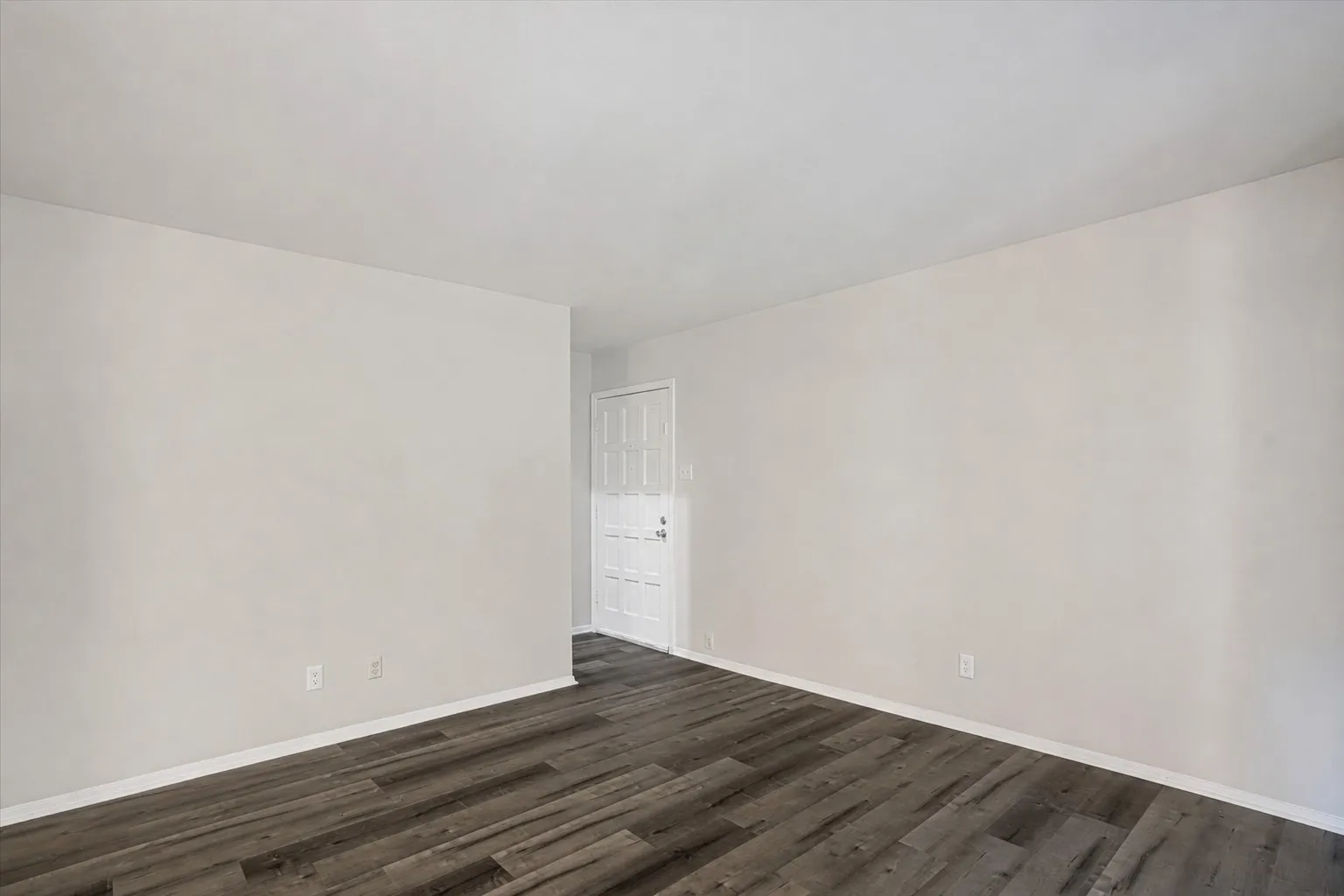 Condominium For Sale in Dallas County , 2805 Lineville Drive 105, Farmers Branch, Texas 75234, 2 Bedroom, 2 Bathroom, Garage spaces, 984 Sqft, built in 1970, mls#21375657, Real Estate Agent in Farmers Branch, Homes For Sale in Dallas county, Homes For Sale in Farmers Branch, Realtor in Farmers Branch Texas, Real Estate Brokerage Independent Realty Texas, Luminita Cordes Realtor